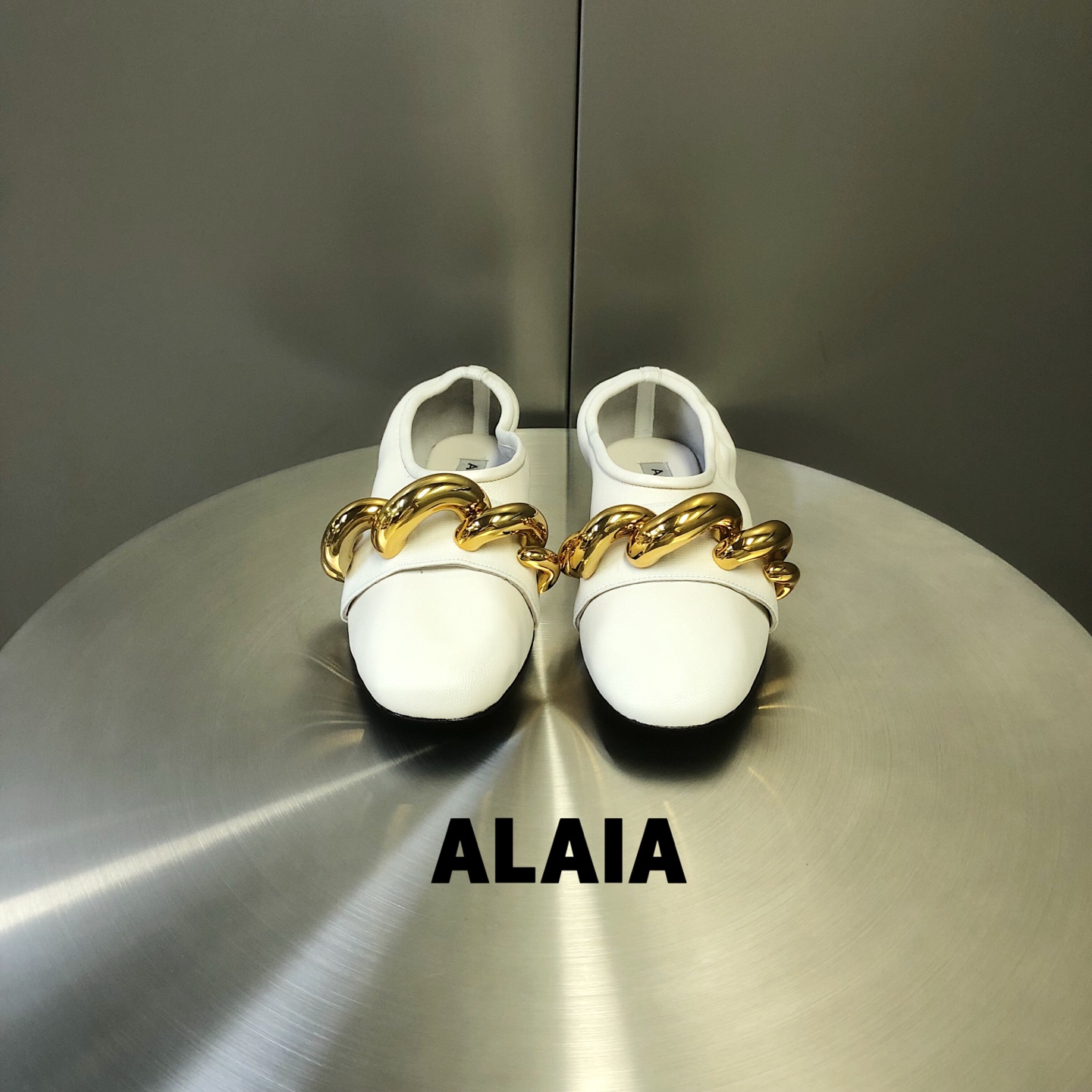 Балетки Alaia белого цвета с декоративной цепью Alaïa