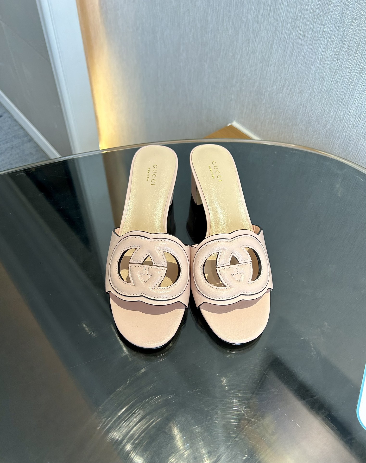 GUCCI 2025 вясна-лета Новыя адкрытыя сандалі і шлёпанцы з падвойнай літарай G, упрыгожанай стразамі, з круглым носам і тоўстым абцасам, арыгінальная вырабленая авечая скура на заказ
