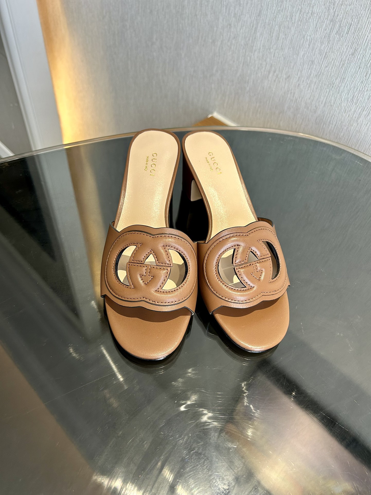 GUCCI 2025 вясна-лета Новыя адкрытыя сандалі-тапкі з падвойнай літарай G, упрыгожанай стразамі + круглы нос і тоўсты абцас, арыгінальная вырабленая авечая скура на заказ