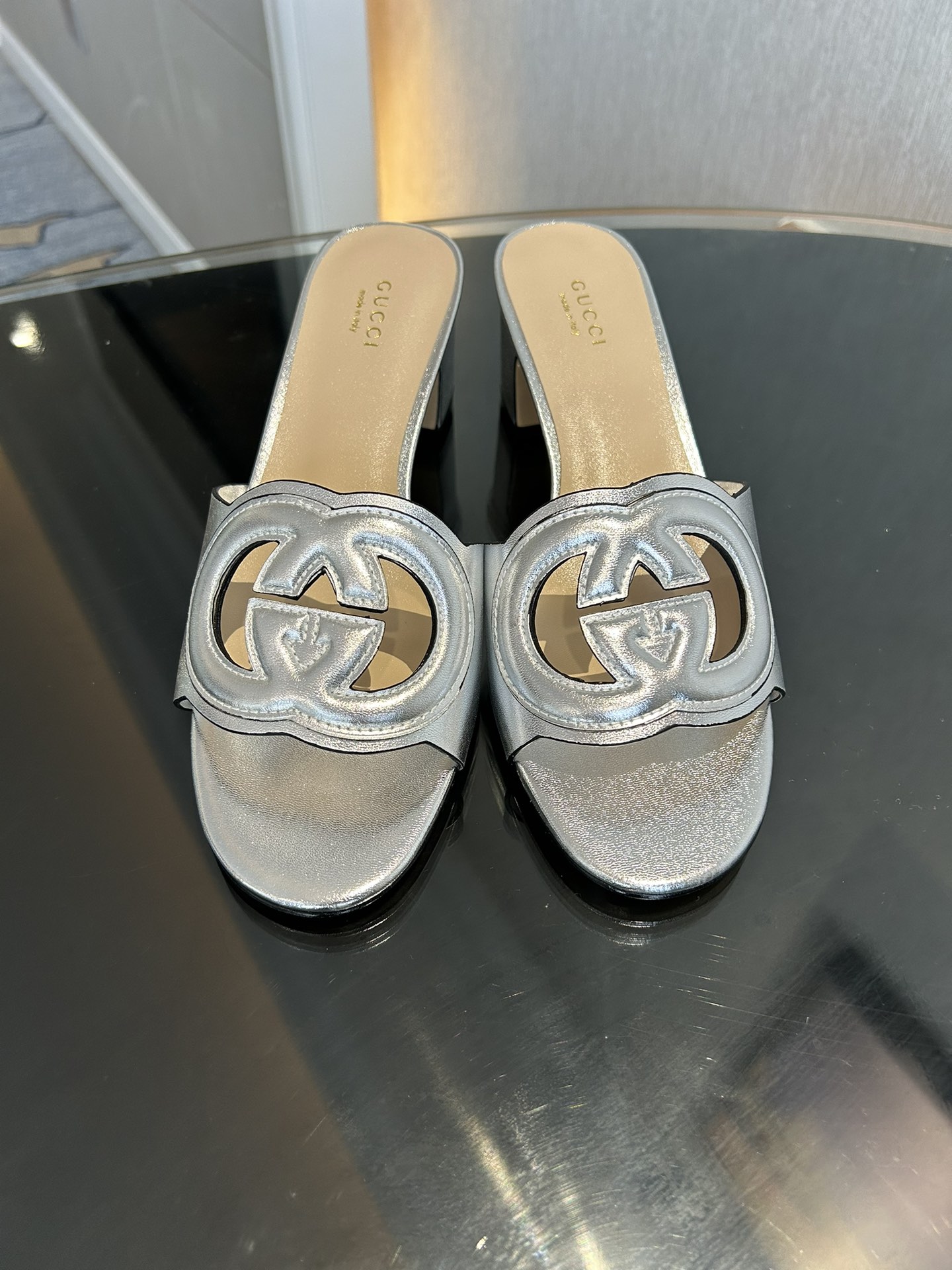 GUCCI 2025 вясна-лета Новыя адкрытыя сандалі-тапкі з падвойнай літарай G, упрыгожанай стразамі, і круглым носам на тоўстым абцасе, вырабленыя на заказ з авечай скуры