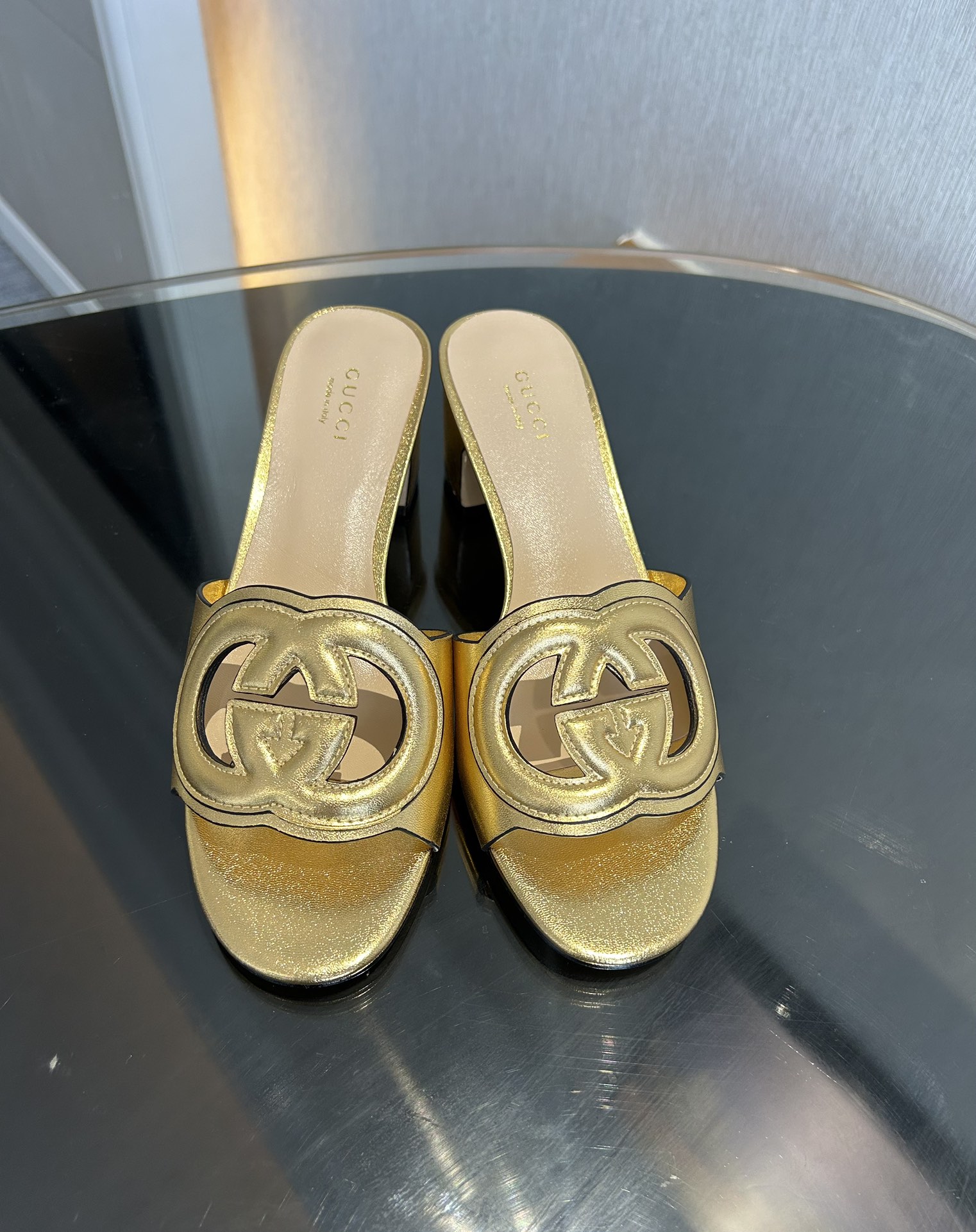 GUCCI 2025 вясна-лета Новыя адкрытыя сандалі-тапкі з падвойнай літарай G, упрыгожанай стразамі, і круглым носам на тоўстым абцасе, арыгінальная вырабленая авечая скура на заказ