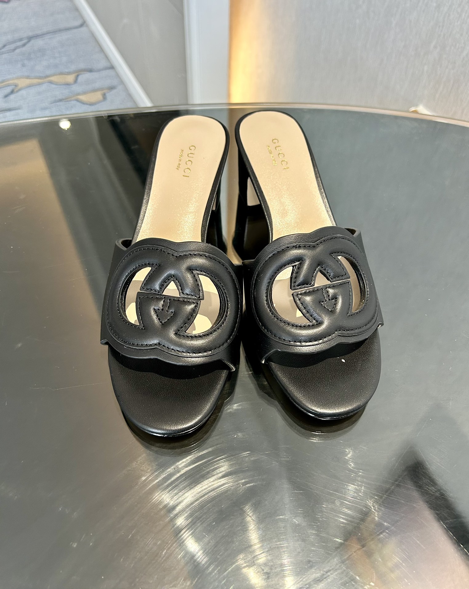 GUCCI 2025 вясна-лета Новыя адкрытыя сандалі і тапкі з падвойнай літарай G, упрыгожанай стразамі, з круглым носам і тоўстым абцасам, арыгінальная скура авечкі на заказ