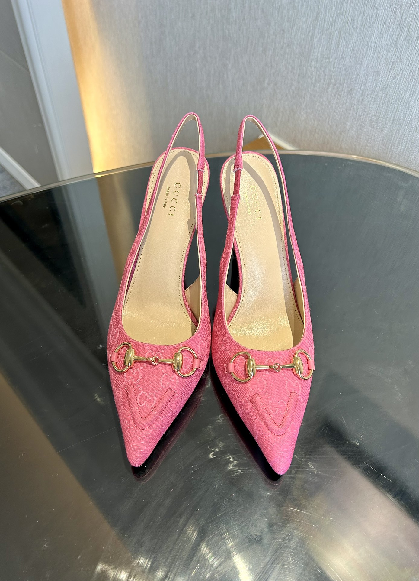 NO:173128,Gucci new style / horse-bit light-mouth sandals pointed toe, elastic straps and cat heel complement each other, creating a comfortable and fit style design!  The back lace-up light-mouth shoes pour in the essence of the design. The upper imported high-end G G canvas, inner lining/foot pad full grain pattern high-end lambskin, sole, top Italian leather sole, heel height 10.5cm, size 35-42 (customized for 40/41/42, no return or exchange), sandals, gucci, sandals, sheepskin19860909Gucci 古奇家新款 / 马衔扣浅口凉鞋尖头,松紧绑带和猫跟相辅相成,造就舒服贴合的版型设计！ 后系带浅口鞋倾注设计精髓. 鞋面进口高档G G帆布 内里/垫脚全粒纹高档小羊皮 鞋底意大利顶级真皮底 跟高10.5cm 配码35-42（40/41/42定做不退换）,凉鞋,gucci,sandals,sheepskin,Women's Shoes