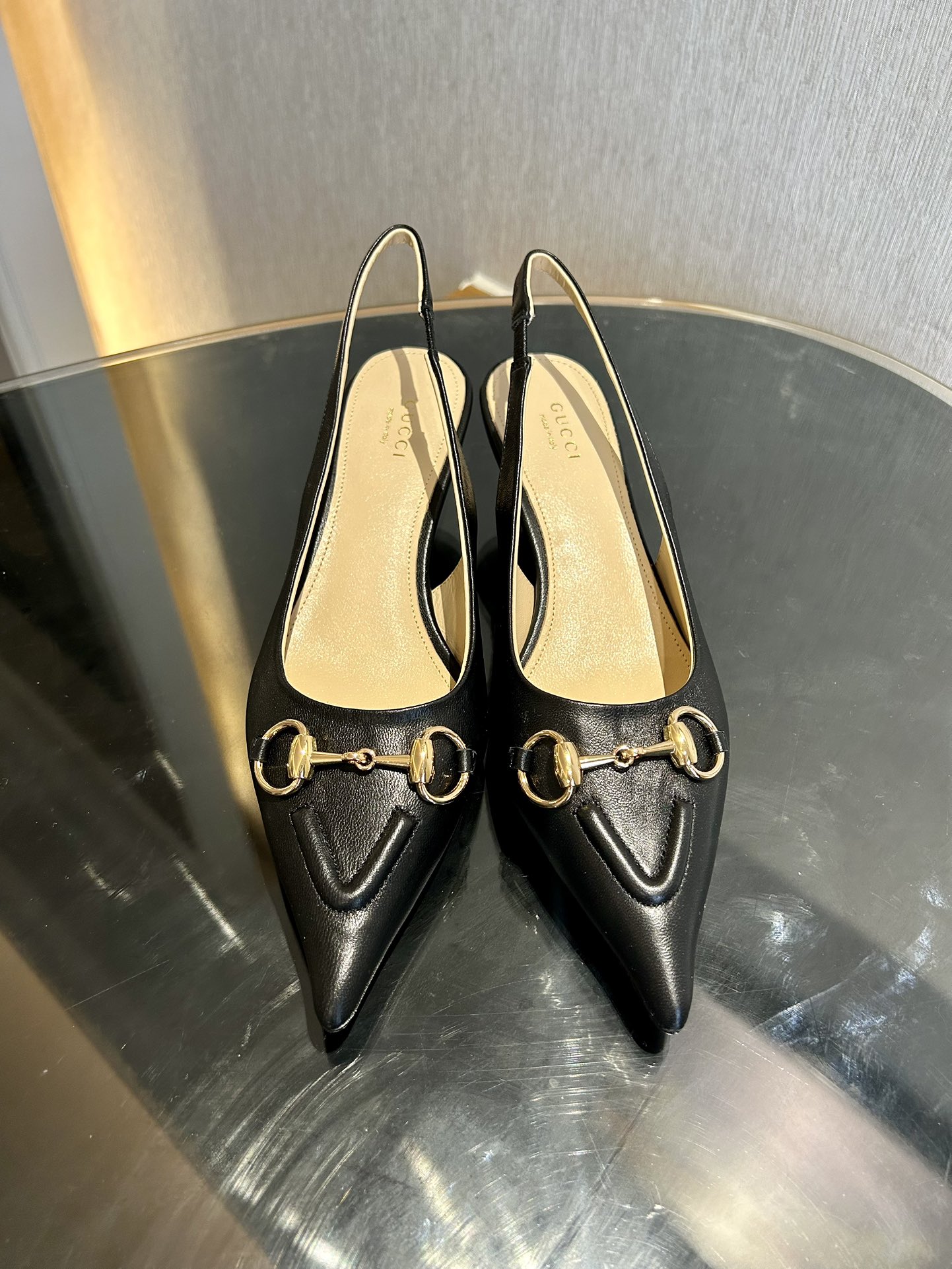 NO:173135,Gucci new style / horse-bit light-mouth sandals pointed toe, elastic straps and cat heel complement each other, creating a comfortable and fit style design!  The back lace-up light-mouth shoes pour in the essence of the design. The upper imported high-end G G canvas, inner lining/foot pad full grain pattern high-end lambskin, sole, top Italian leather sole, heel height 4.5cm, size 35-42 (customized for 40/41/42, no return or exchange), sandals, gucci, sandals, sheepskin19860909Gucci 古奇家新款 / 马衔扣浅口凉鞋尖头,松紧绑带和猫跟相辅相成,造就舒服贴合的版型设计！ 后系带浅口鞋倾注设计精髓. 鞋面进口高档G G帆布 内里/垫脚全粒纹高档小羊皮 鞋底意大利顶级真皮底 跟高4.5cm 配码35-42（40/41/42定做不退换）,凉鞋,gucci,sandals,sheepskin,Women's Shoes