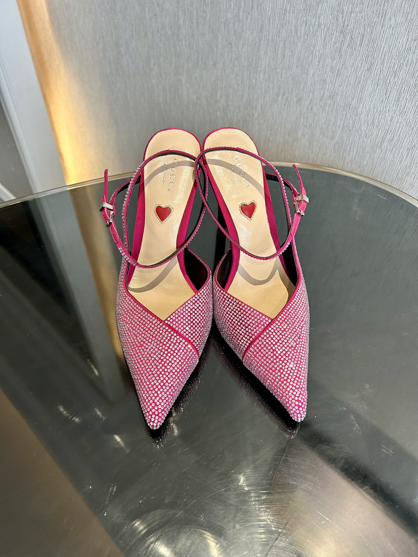 GUCCI 2024 новыя мадэлі босоножкі з абцасам-коткай і вострым носам з упрыгожаннем у выглядзе стразаў і папружкай з конскай цуглі, тканіна GG