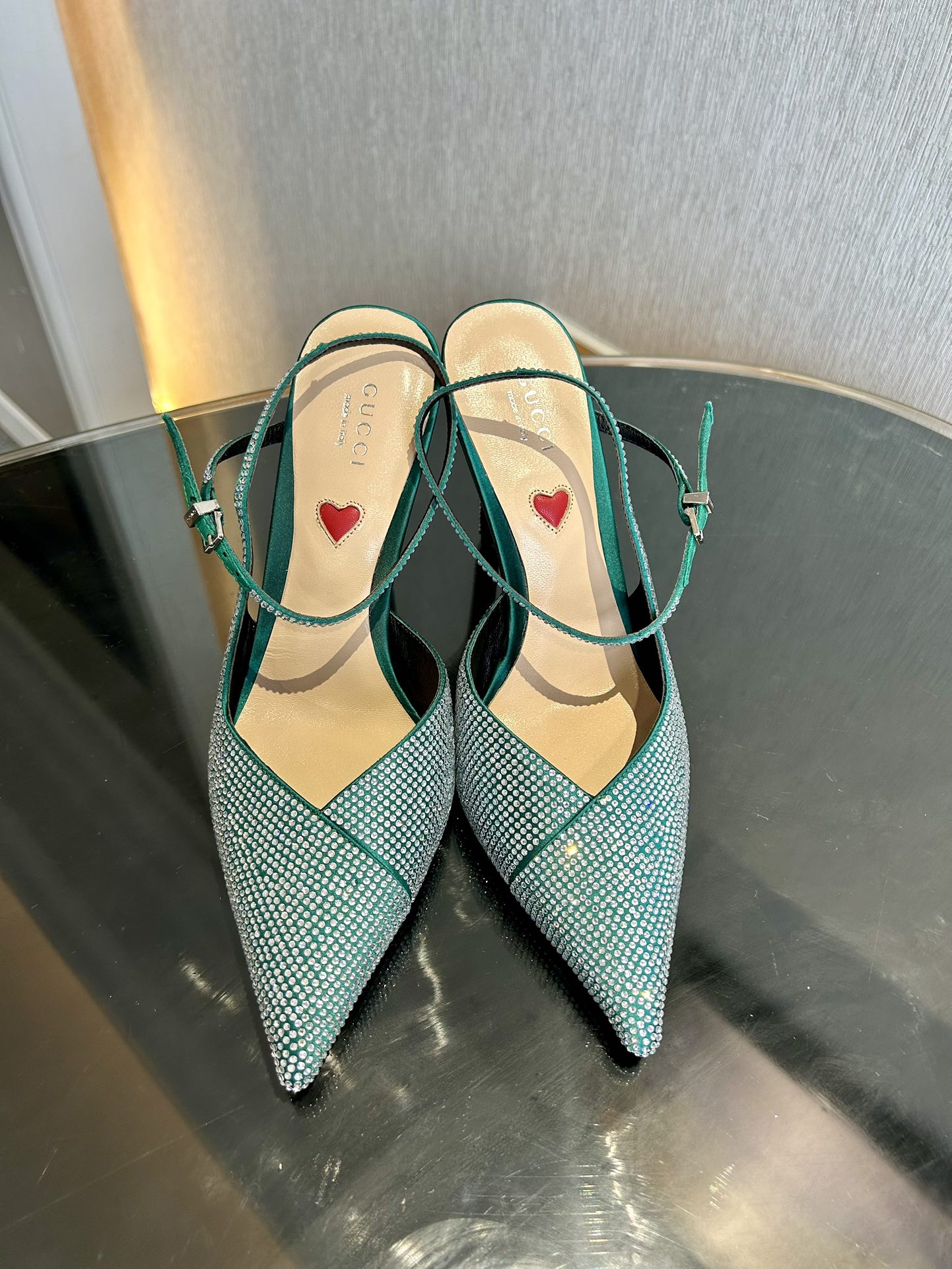 GUCCI 2024 новыя мадэлі босаножак з прамым носам і абцасам-коткай з упрыгожаннем з бліскучага каменю і матывам конскай аброці GG палатно
