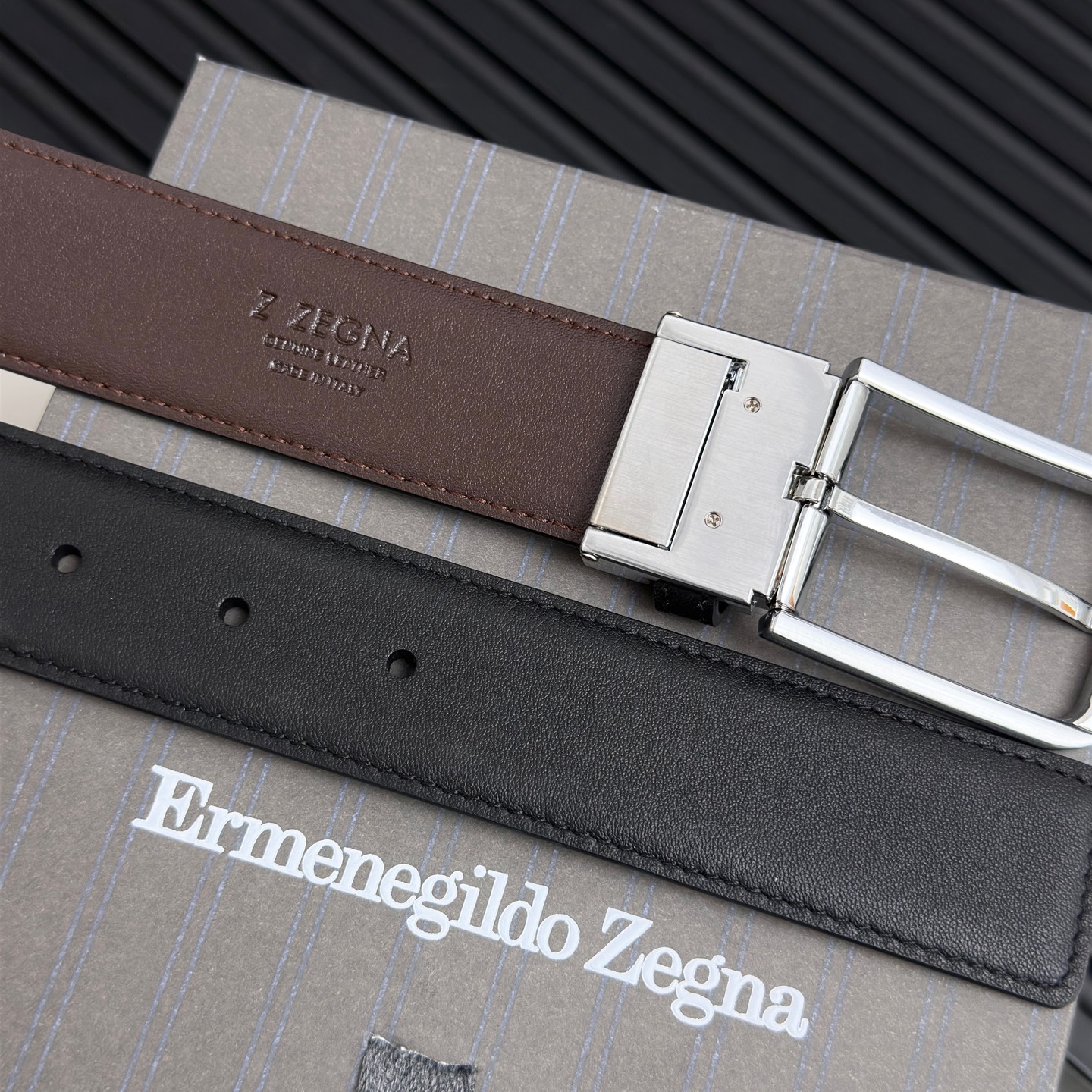 E家200Ermenegildo Zegna针扣，尾夹设计，双面可用，细节决定品质，绅士的必备品。
