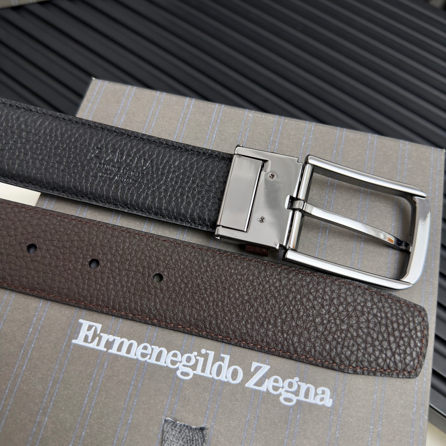 E家200Ermenegildo Zegna针扣，尾夹设计，双面可用，细节决定品质，绅士的必备品。
