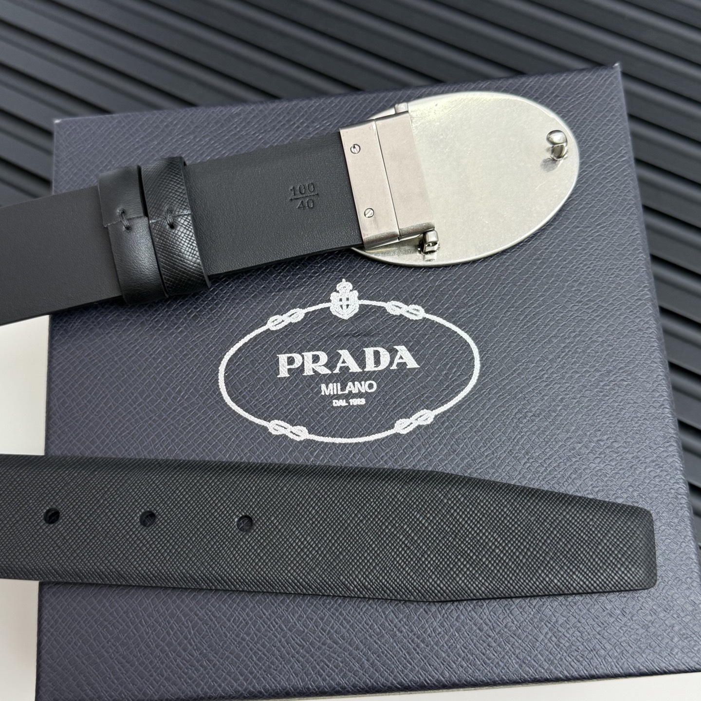 普拉达210⭐️PRADA官网同步，普拉达Saffiano皮革双面用皮带扣腰带宽度 3.4厘米带扣配雕刻铭牌💫