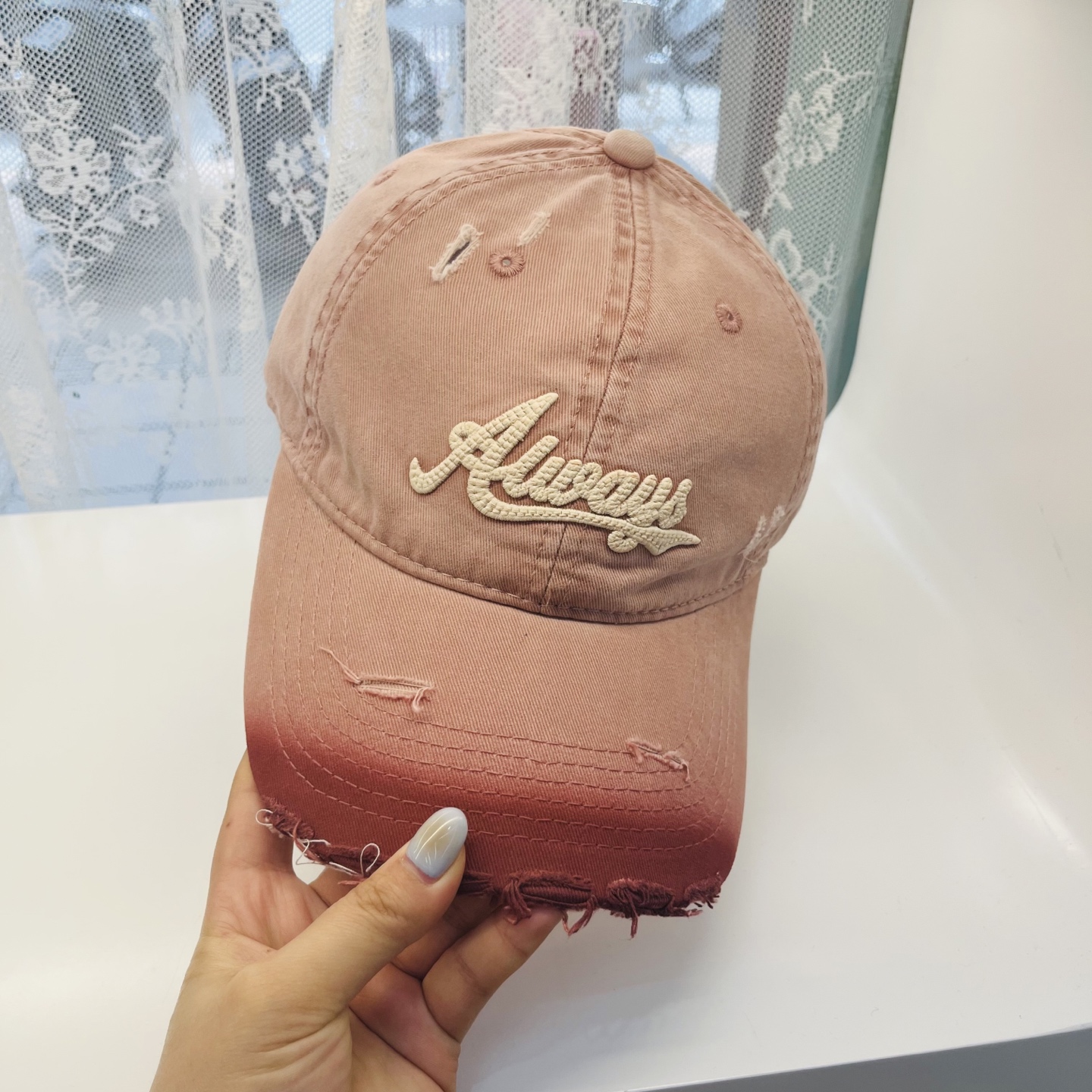 
潮牌🧢官网新品，棒球帽，原单品质火爆来袭 。🎩 工艺非常精美 高档大气上档次！低调奢华，方便携带！跑量