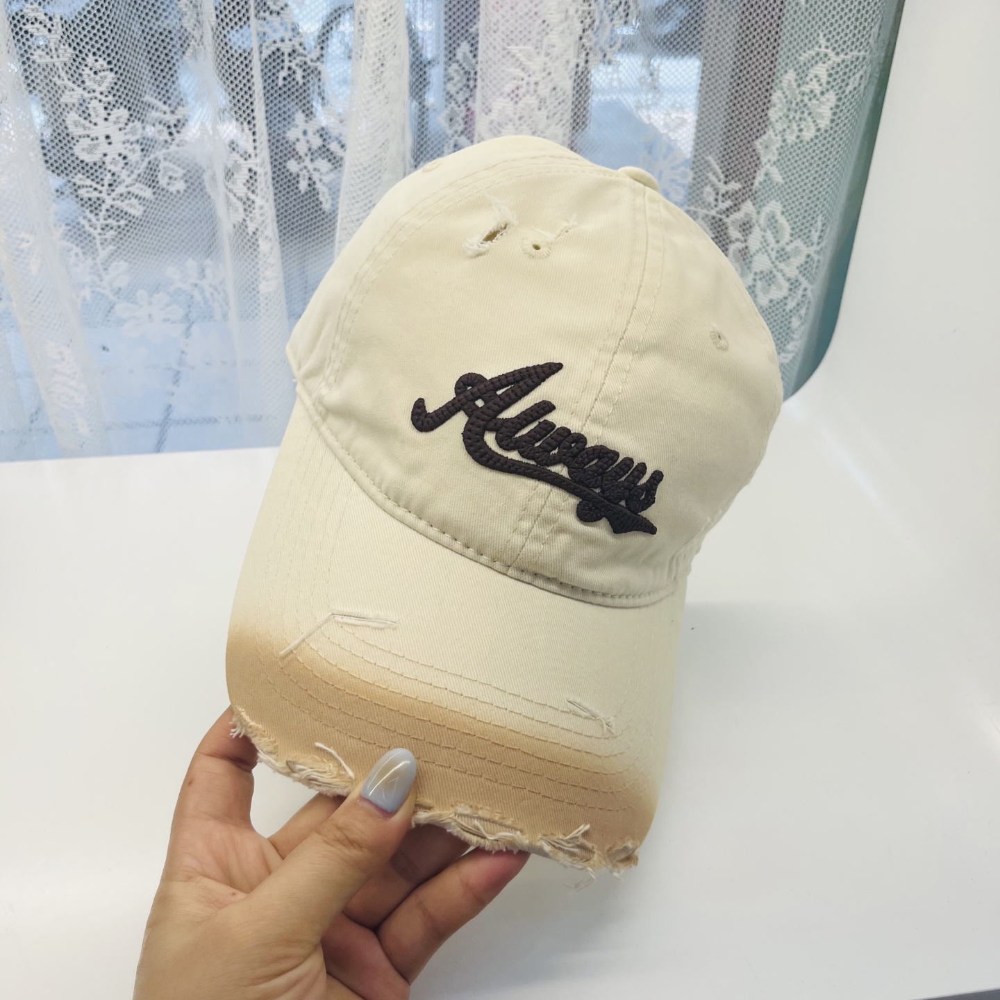 
潮牌🧢官网新品，棒球帽，原单品质火爆来袭 。🎩 工艺非常精美 高档大气上档次！低调奢华，方便携带！跑量