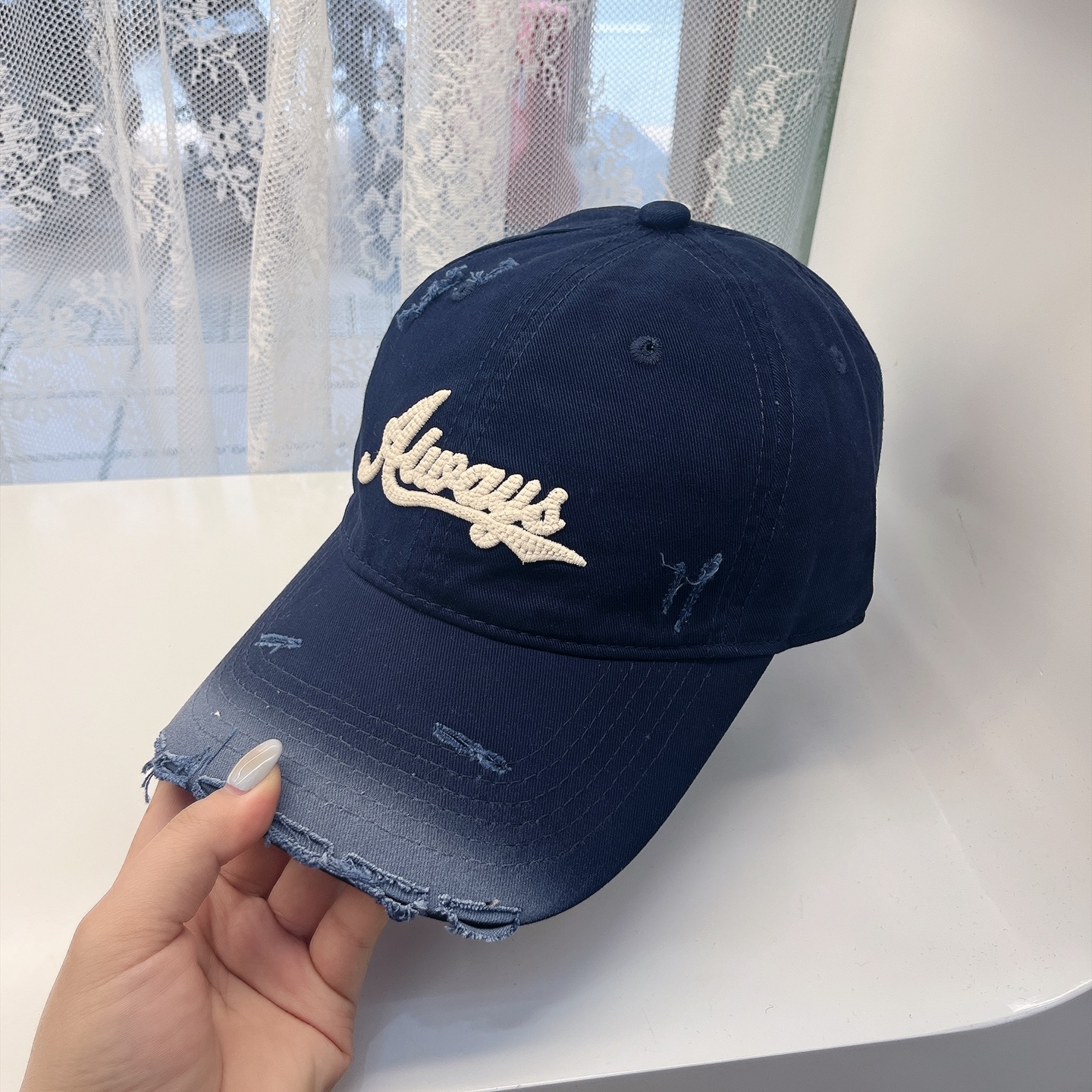 
潮牌🧢官网新品，棒球帽，原单品质火爆来袭 。🎩 工艺非常精美 高档大气上档次！低调奢华，方便携带！跑量