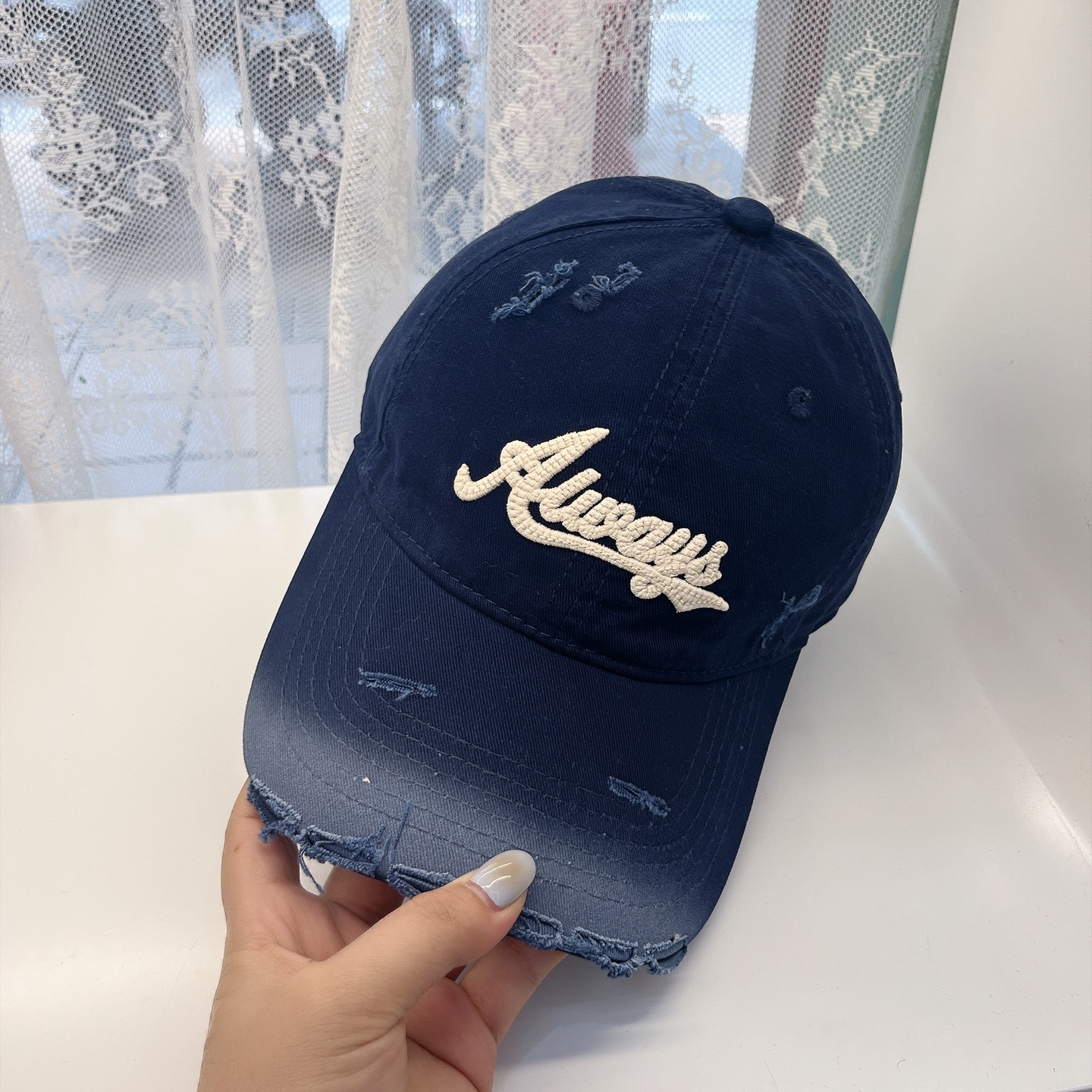 
潮牌🧢官网新品，棒球帽，原单品质火爆来袭 。🎩 工艺非常精美 高档大气上档次！低调奢华，方便携带！跑量