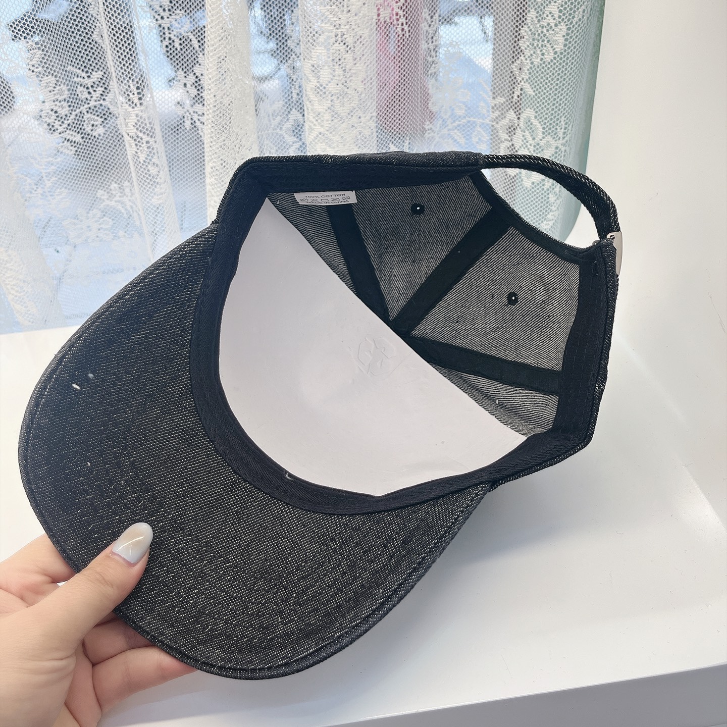 
潮牌🧢官网新品，棒球帽，原单品质火爆来袭 。🎩 工艺非常精美 高档大气上档次！低调奢华，方便携带！跑量