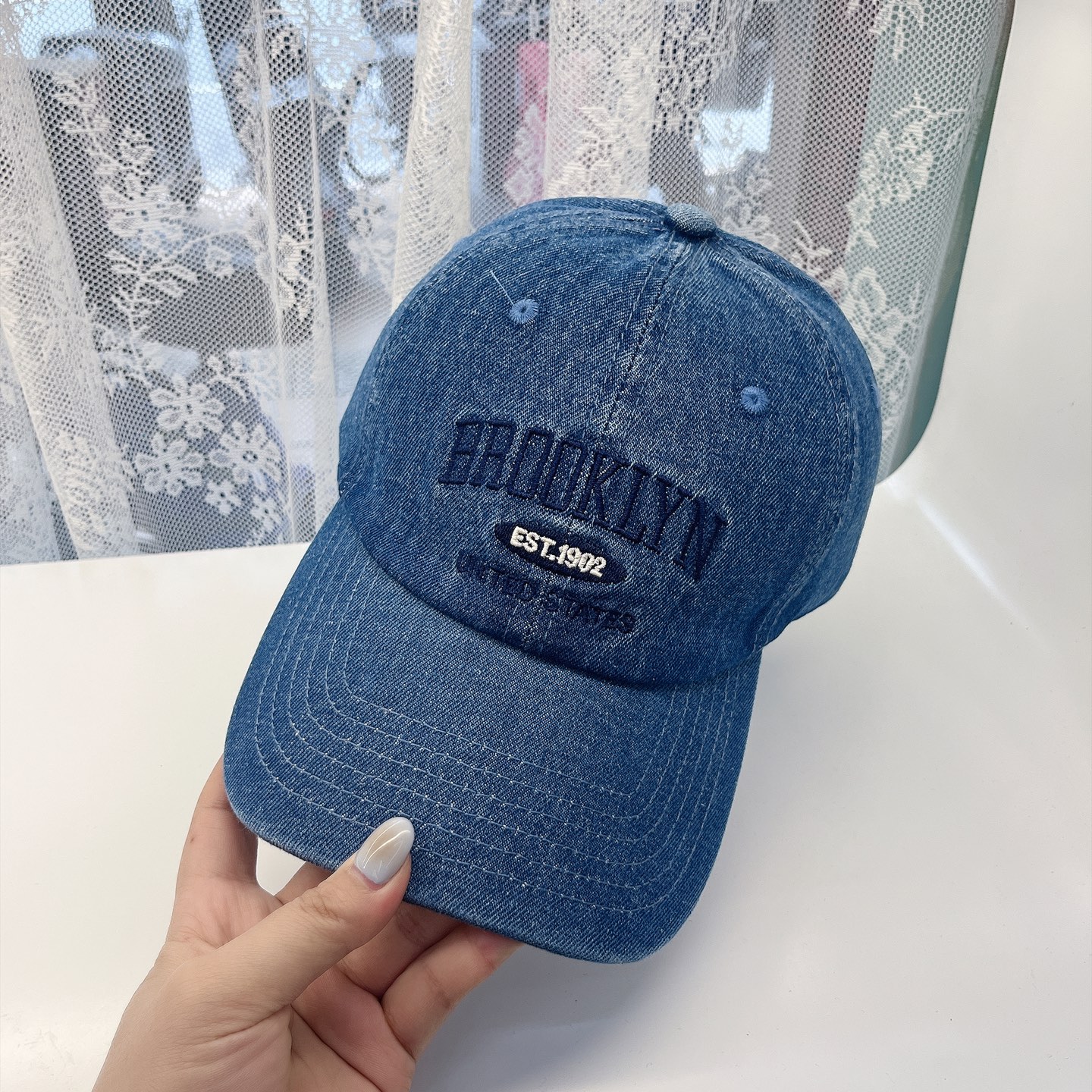 
潮牌🧢官网新品，棒球帽，原单品质火爆来袭 。🎩 工艺非常精美 高档大气上档次！低调奢华，方便携带！跑量