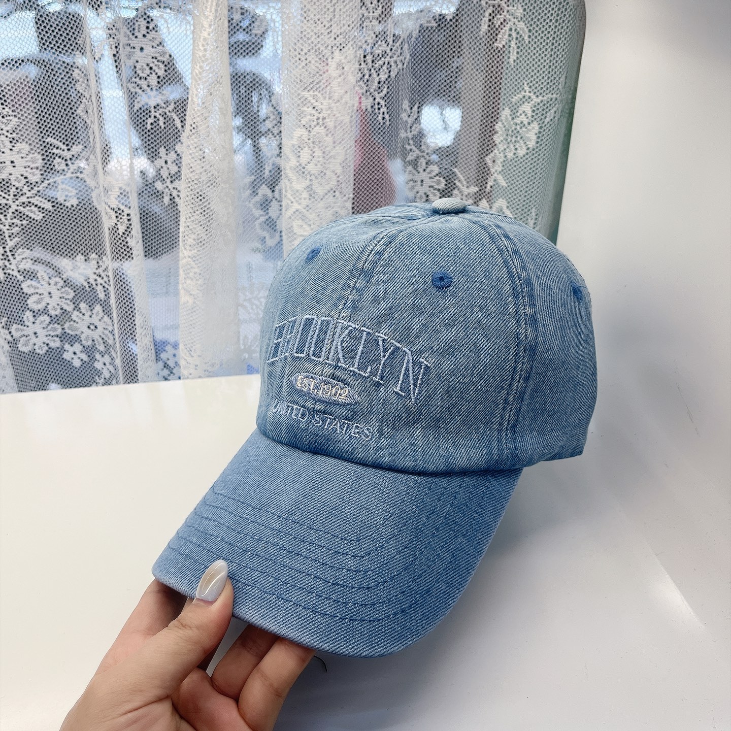 
潮牌🧢官网新品，棒球帽，原单品质火爆来袭 。🎩 工艺非常精美 高档大气上档次！低调奢华，方便携带！跑量