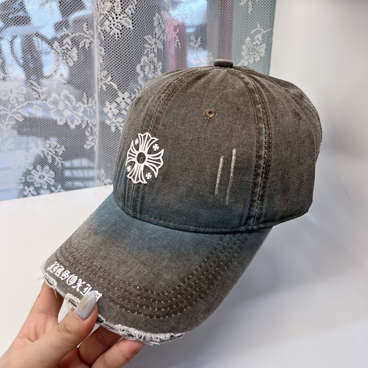  克罗心最新时尚前卫的休闲设计风格，戴上头就是这样好看看哦，做工精细，男女同款！