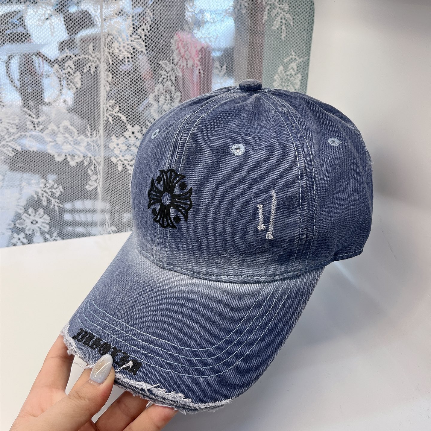  克罗心最新时尚前卫的休闲设计风格，戴上头就是这样好看看哦，做工精细，男女同款！