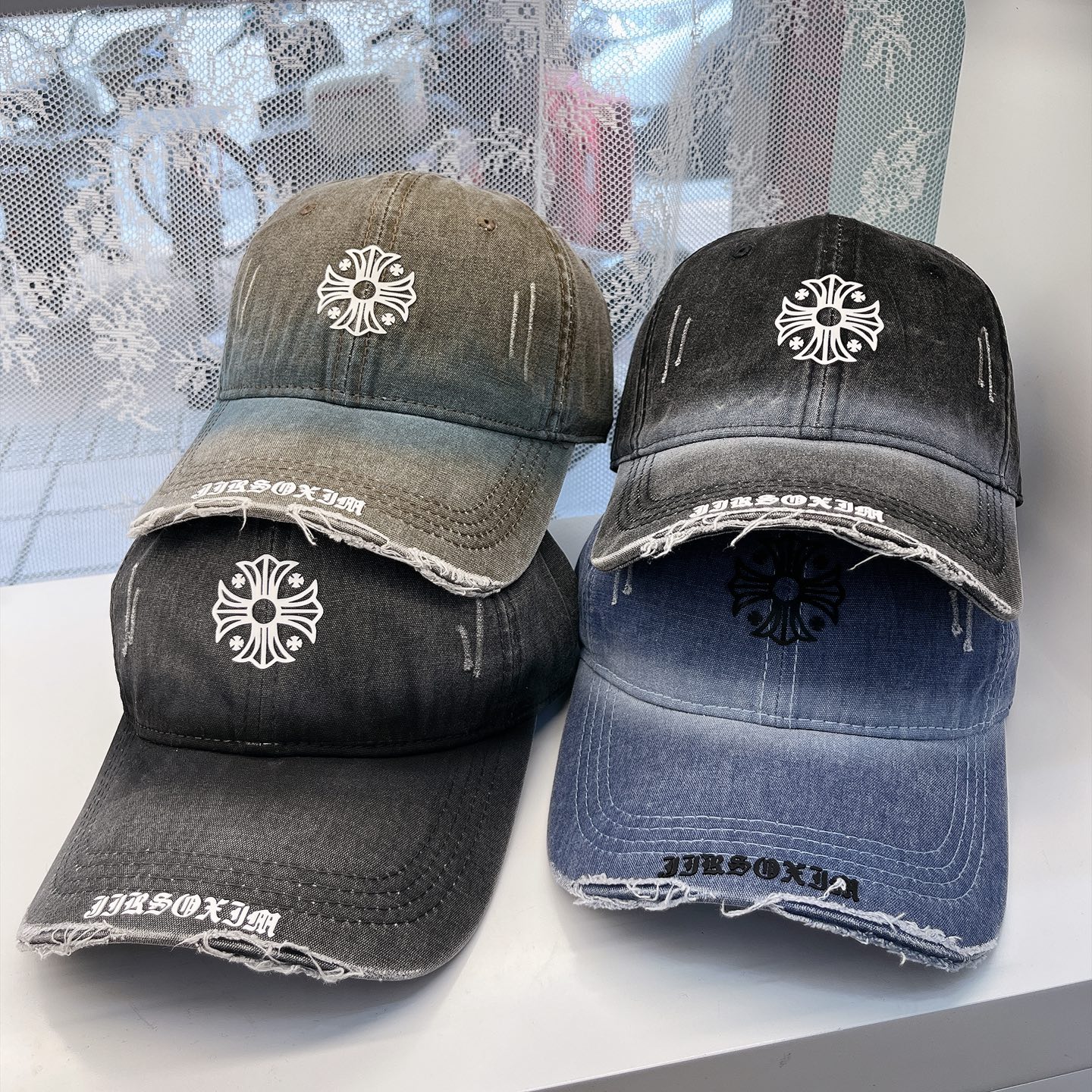  克罗心最新时尚前卫的休闲设计风格，戴上头就是这样好看看哦，做工精细，男女同款！