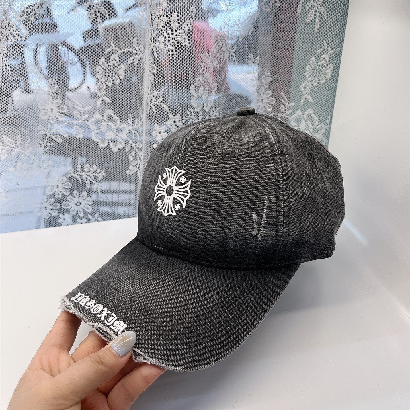  克罗心最新时尚前卫的休闲设计风格，戴上头就是这样好看看哦，做工精细，男女同款！