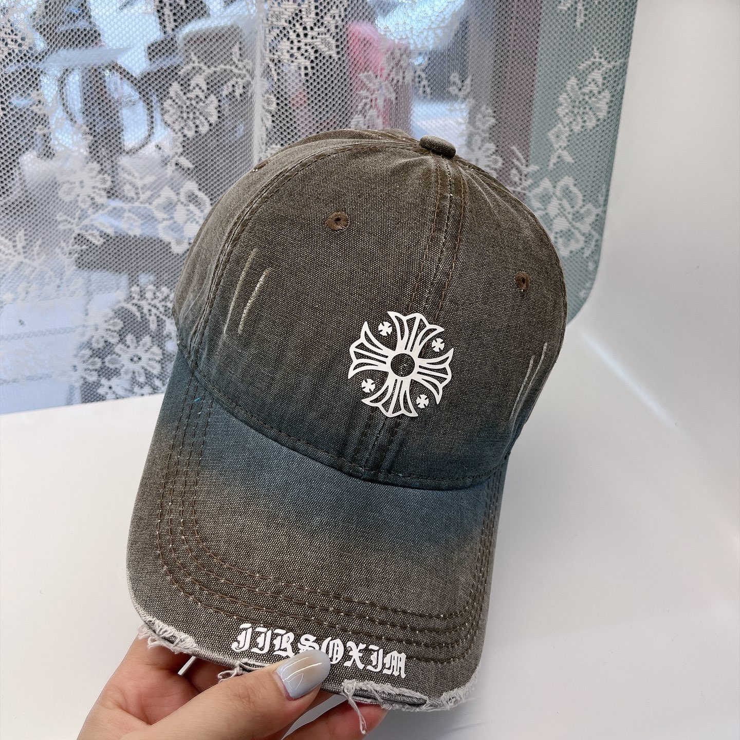  克罗心最新时尚前卫的休闲设计风格，戴上头就是这样好看看哦，做工精细，男女同款！