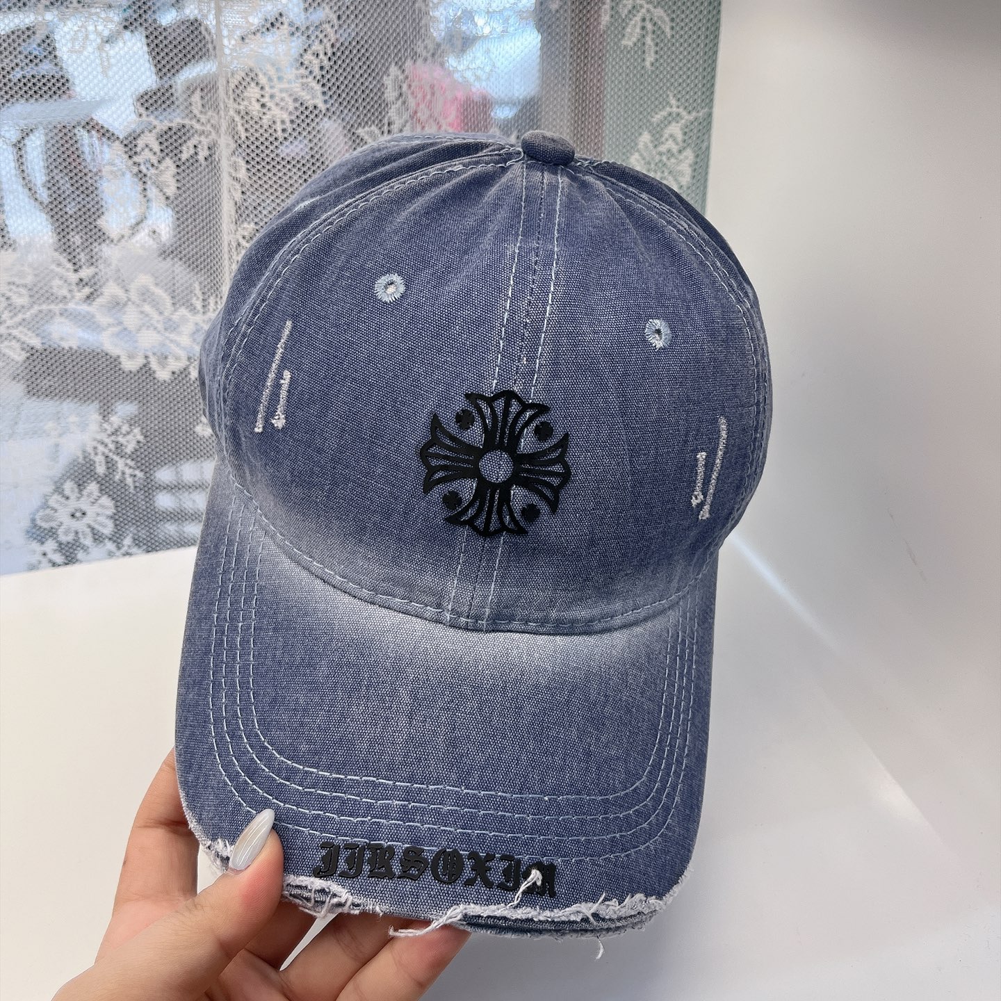  克罗心最新时尚前卫的休闲设计风格，戴上头就是这样好看看哦，做工精细，男女同款！