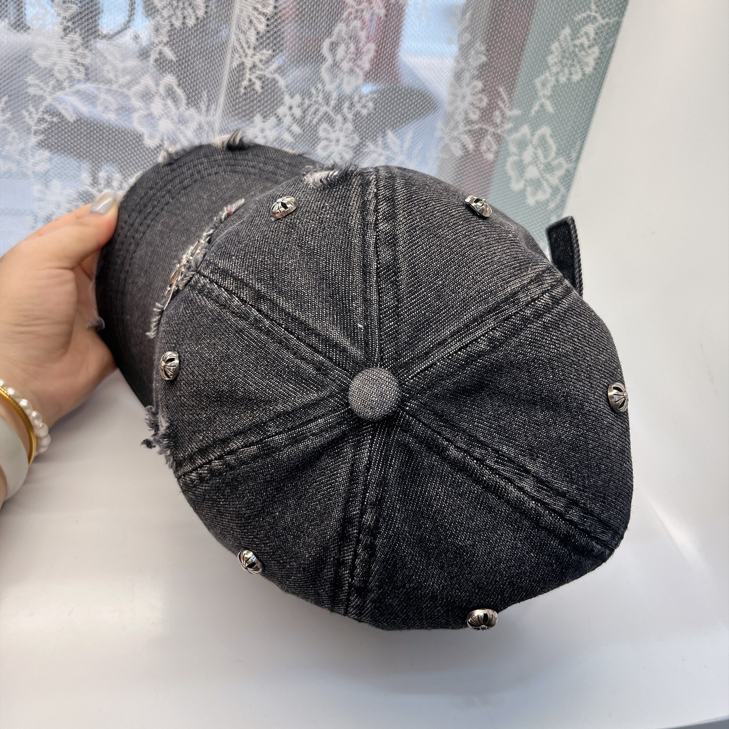  克罗心最新时尚前卫的休闲设计风格，戴上头就是这样好看看哦，做工精细，男女同款！