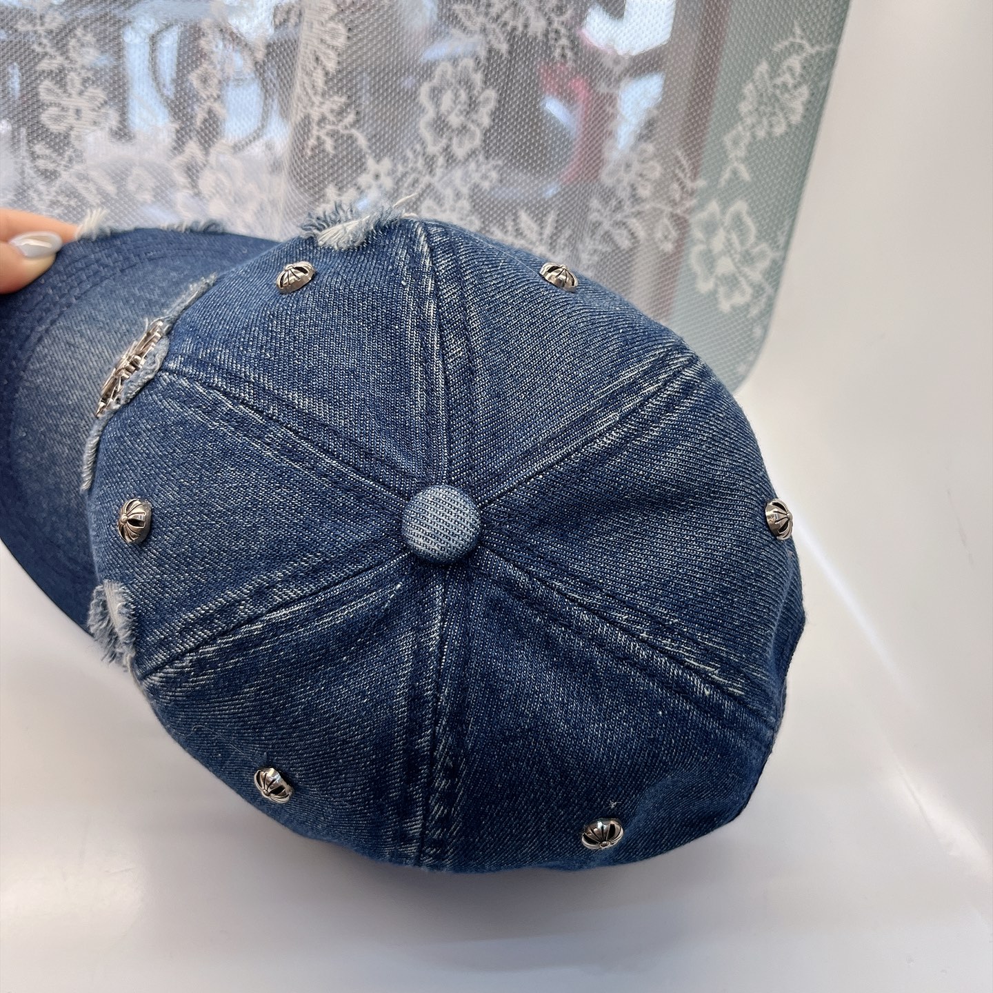  克罗心最新时尚前卫的休闲设计风格，戴上头就是这样好看看哦，做工精细，男女同款！