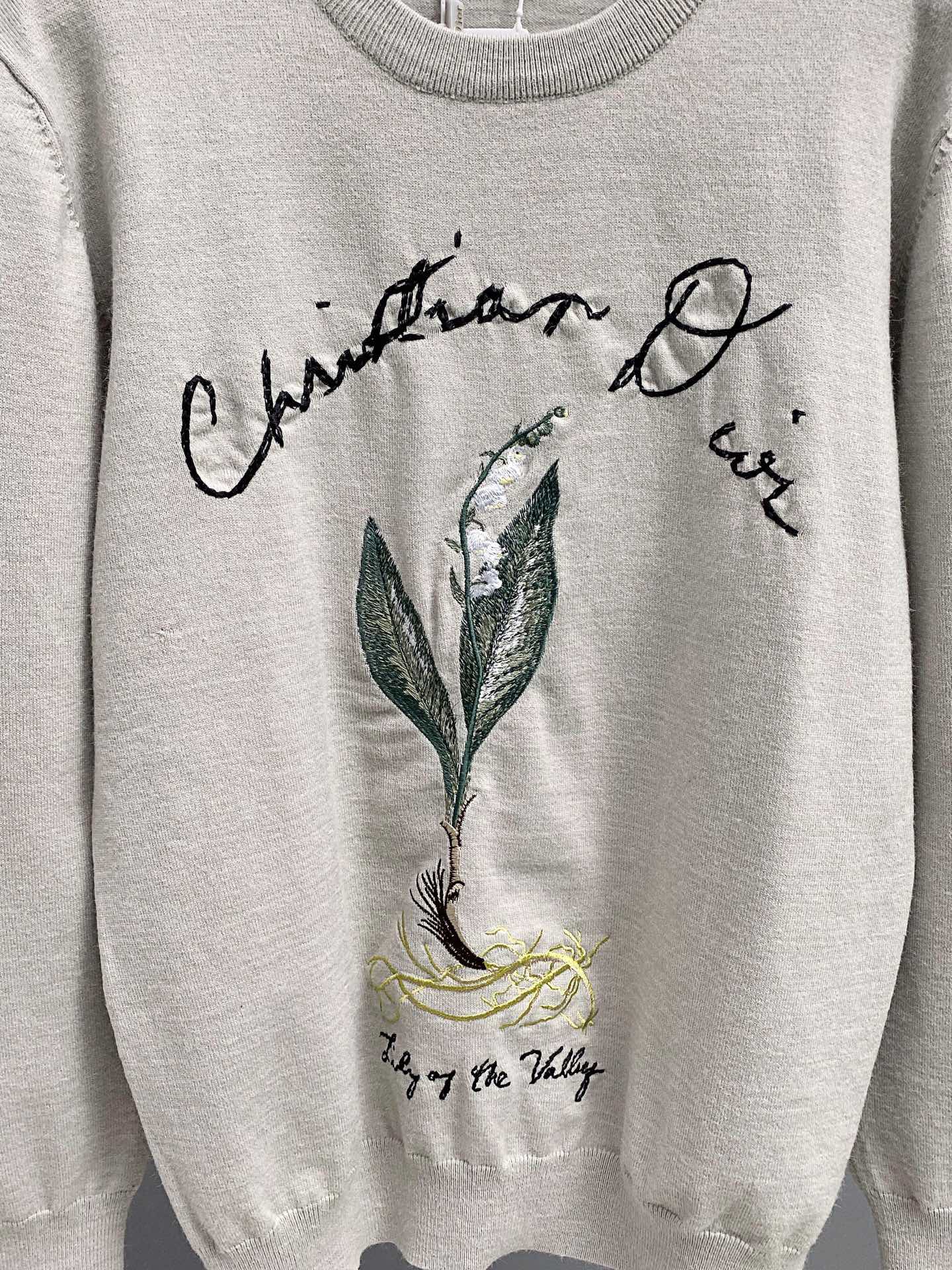 “Dior Knitted Shirt with Bell Orchid Embroidery in Grey Cotton Tweed Fabric” - 图片 5