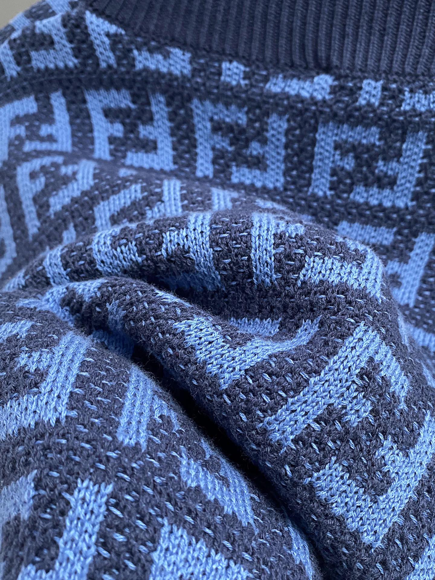 Fendi Cotton Shirts with FF Patterns: Durable, Stylish, Various Sizes - 图片 8