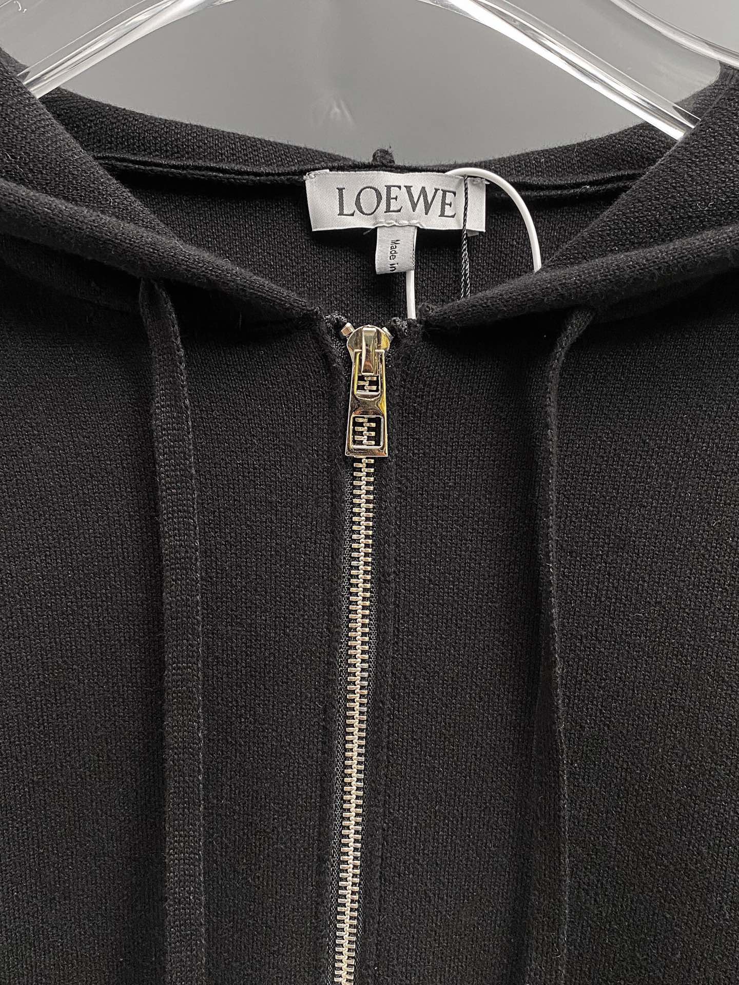 Loewe 拉链连帽卫衣 定织32支兔绒混纺纱兔绒的细度是动物纤维中非常细的