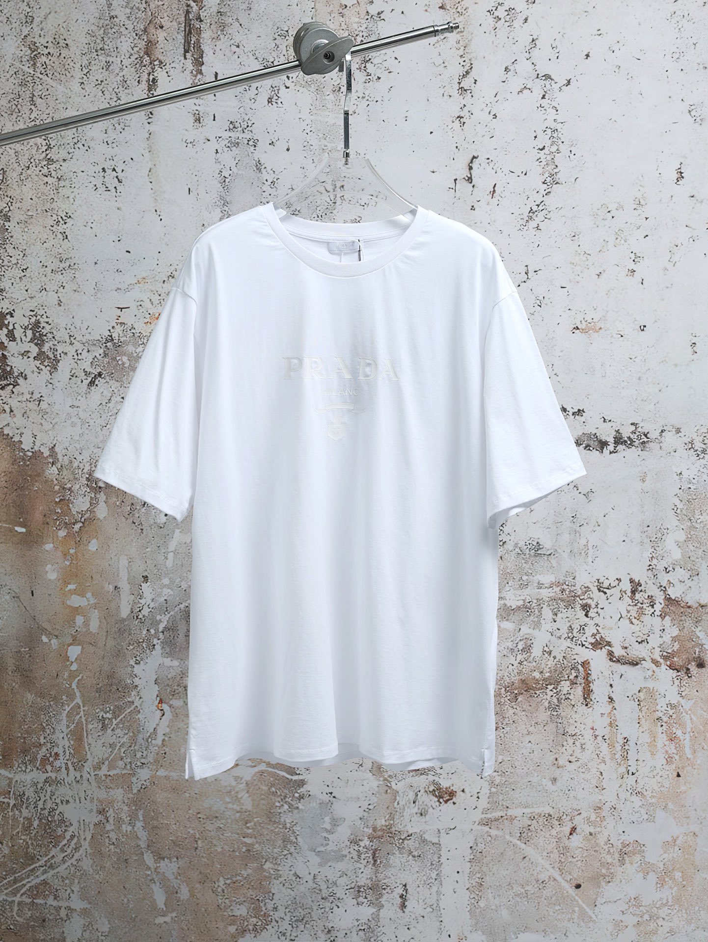 🔥🔥Versión superior P145 PRADA Camiseta de manga corta con cuello redondo en relieve de color sólido ●Producto auténti…