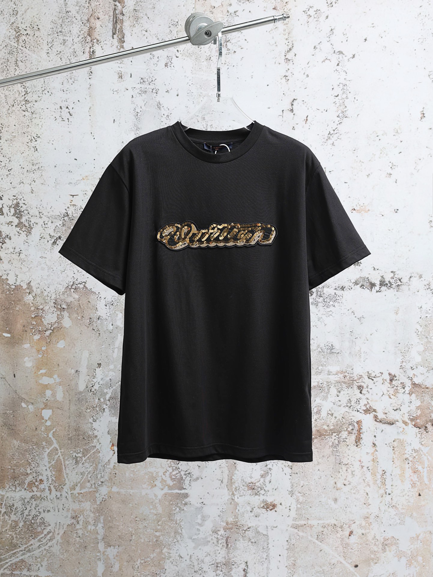 P125 LOUIS VUITTON 26SS Camiseta con cuello redondo y bordado especial con logo decorado con lentejuelas ●Producto auté…