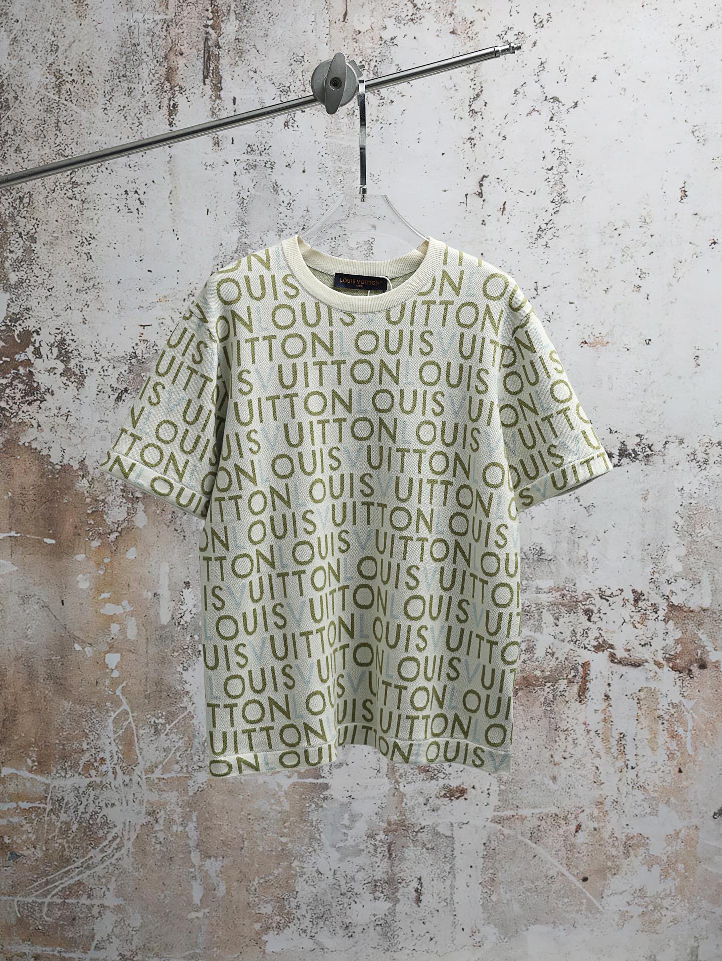 P165 LOUIS VUITTON SS26 Camiseta de manga corta con cuello redondo en jacquard para hombre Este cuello redondo de manga…