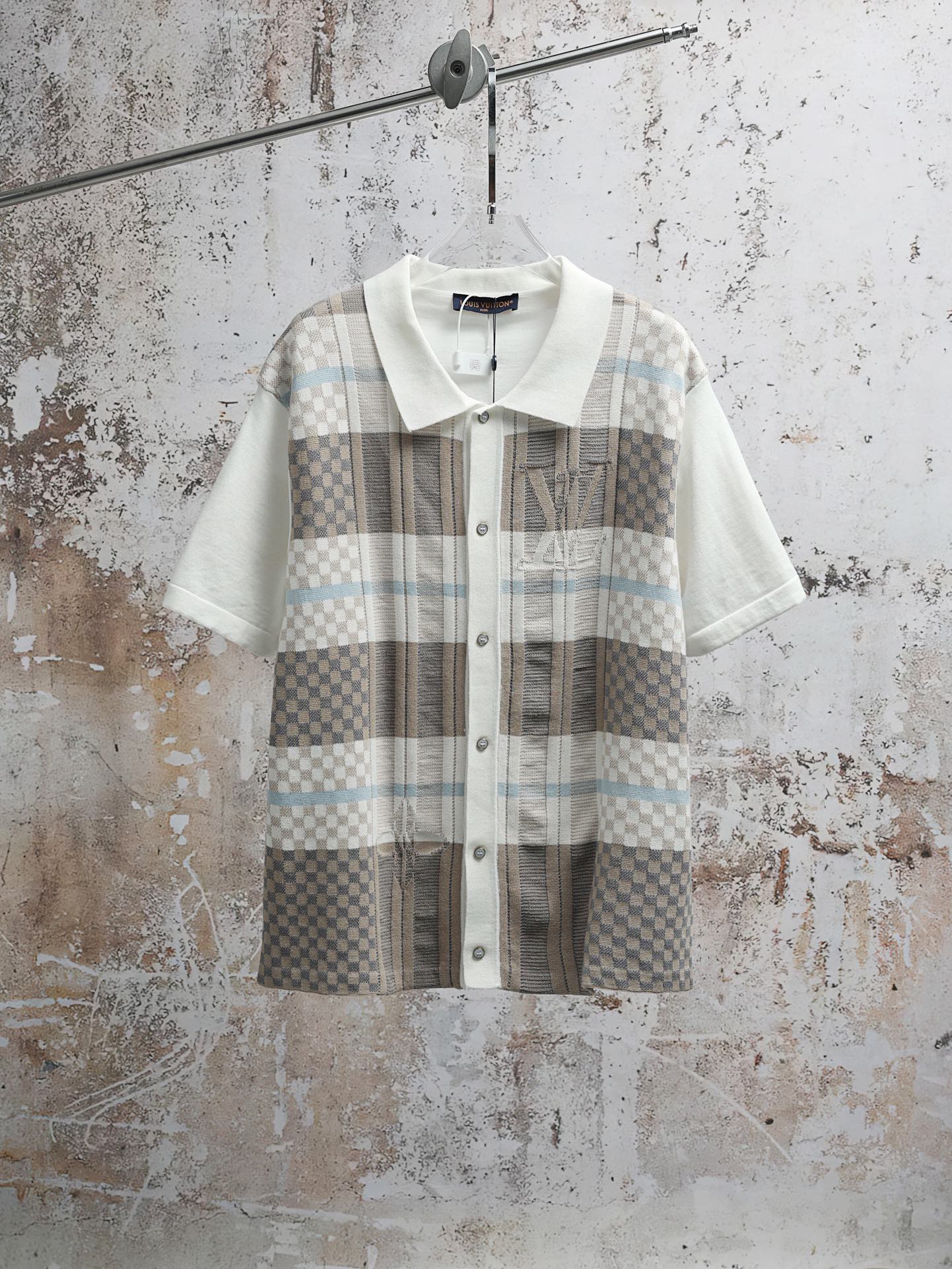 P185 LOUIS VUITTON SS26 Camisa de manga corta de jacquard a cuadros para hombre Esta camisa de manga corta de punto de …