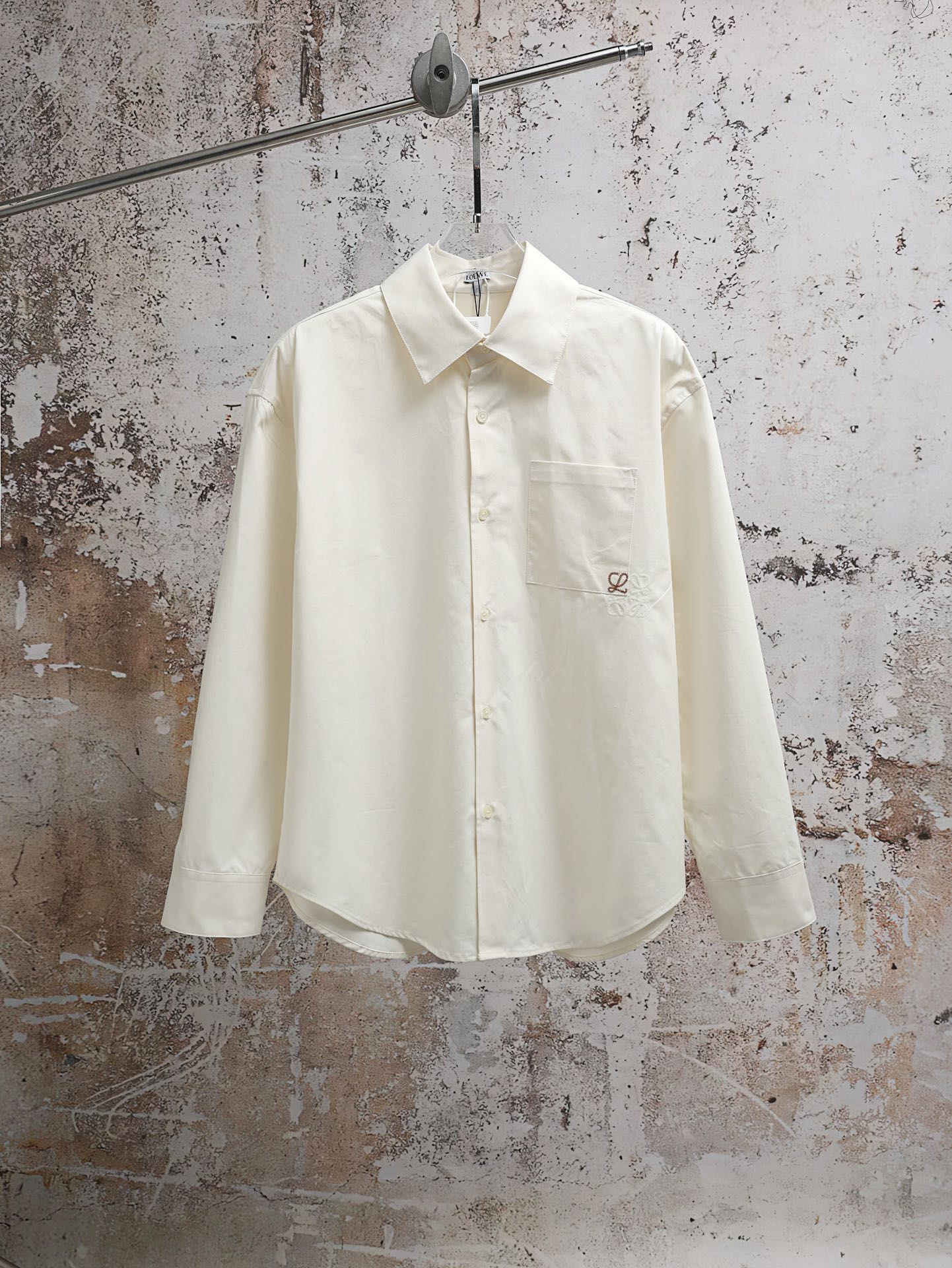 🔥🔥P210 (Versión alta) LOEWE 26SS Camisa de manga larga de algodón con cuello abierto, bolsillo bordado ●Desarrollada …