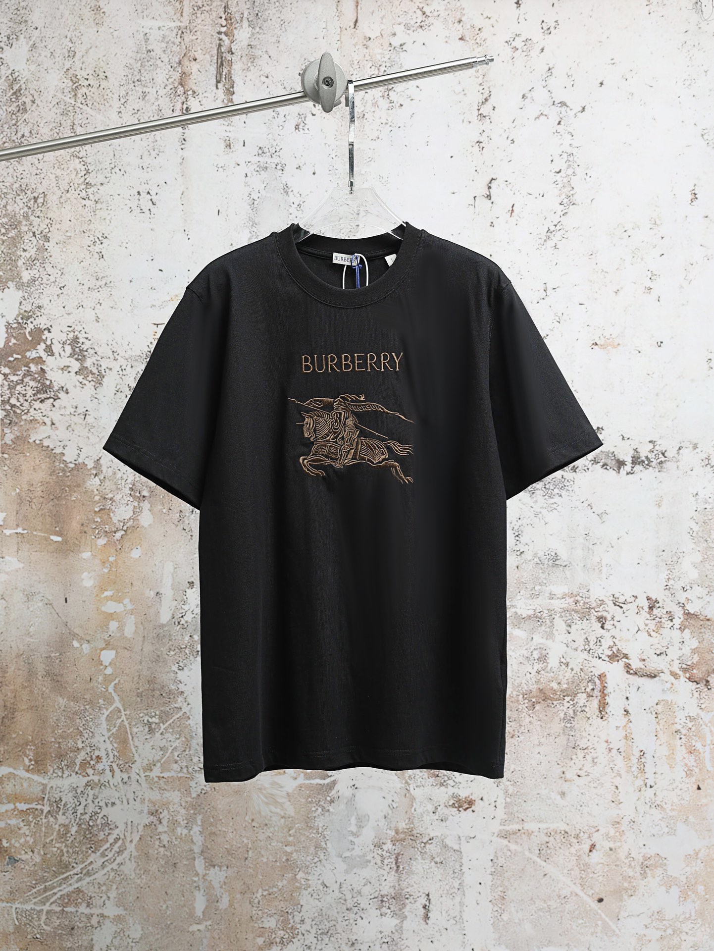 🔥🔥P130 (versión alta) Camiseta de algodón con cuello redondo y logo del caballero ecuestre BURBERRY 26SS ●Producto au…