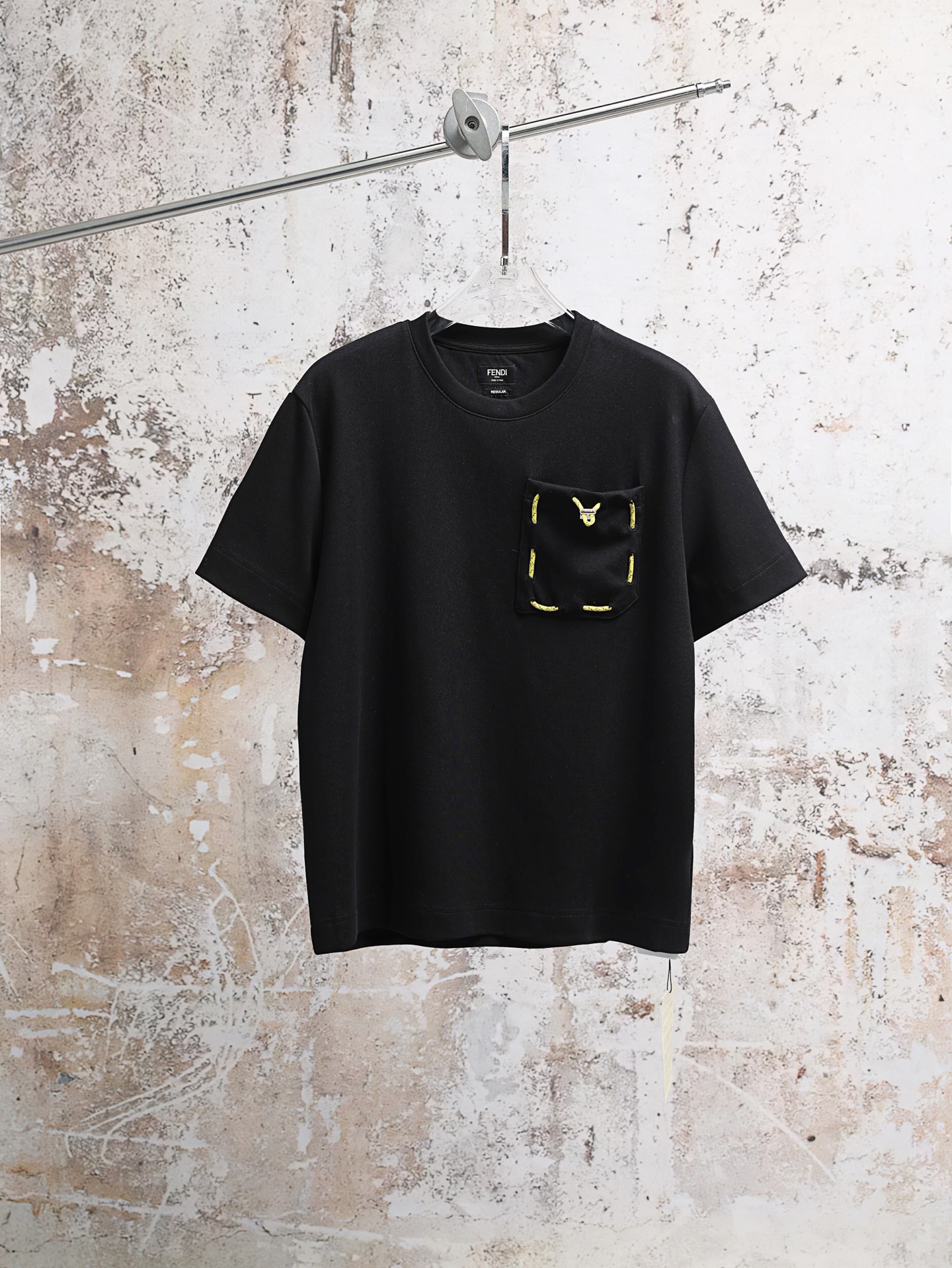 🔥🔥P135 (versión alta) FENDI 26SS camiseta de manga corta de cuello redondo con cinta de raso y cordón, bolsillo con s…