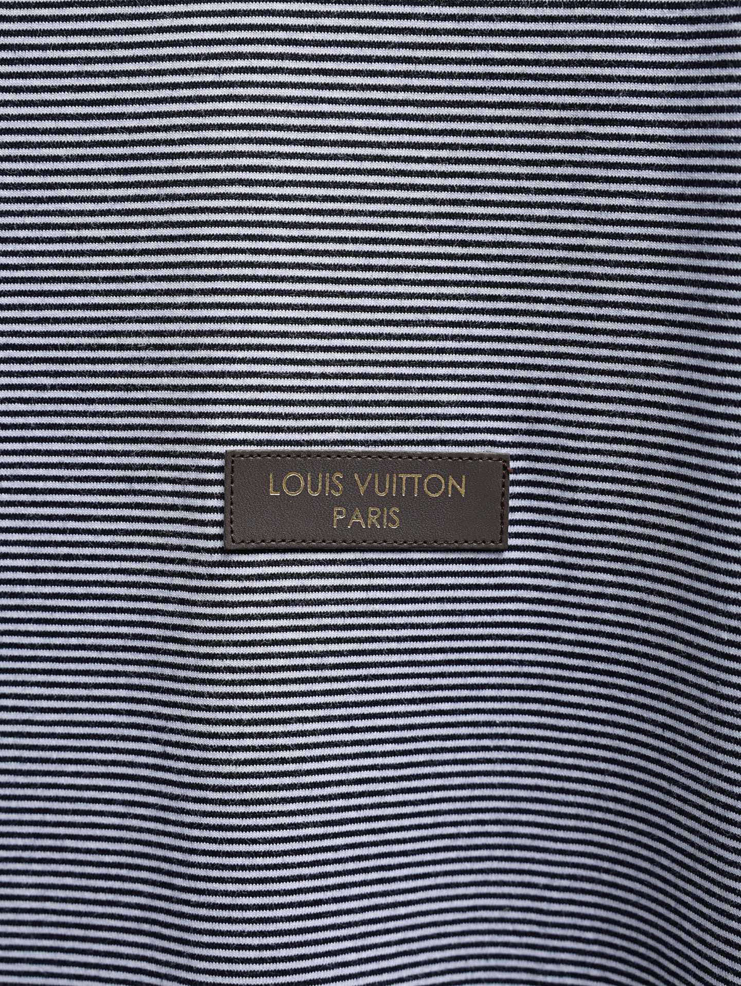 Louis Vuitton 高版本LOUIS VUITTON FW26 早秋系列 Logo标牌细条纹短袖圆领 T恤 男款