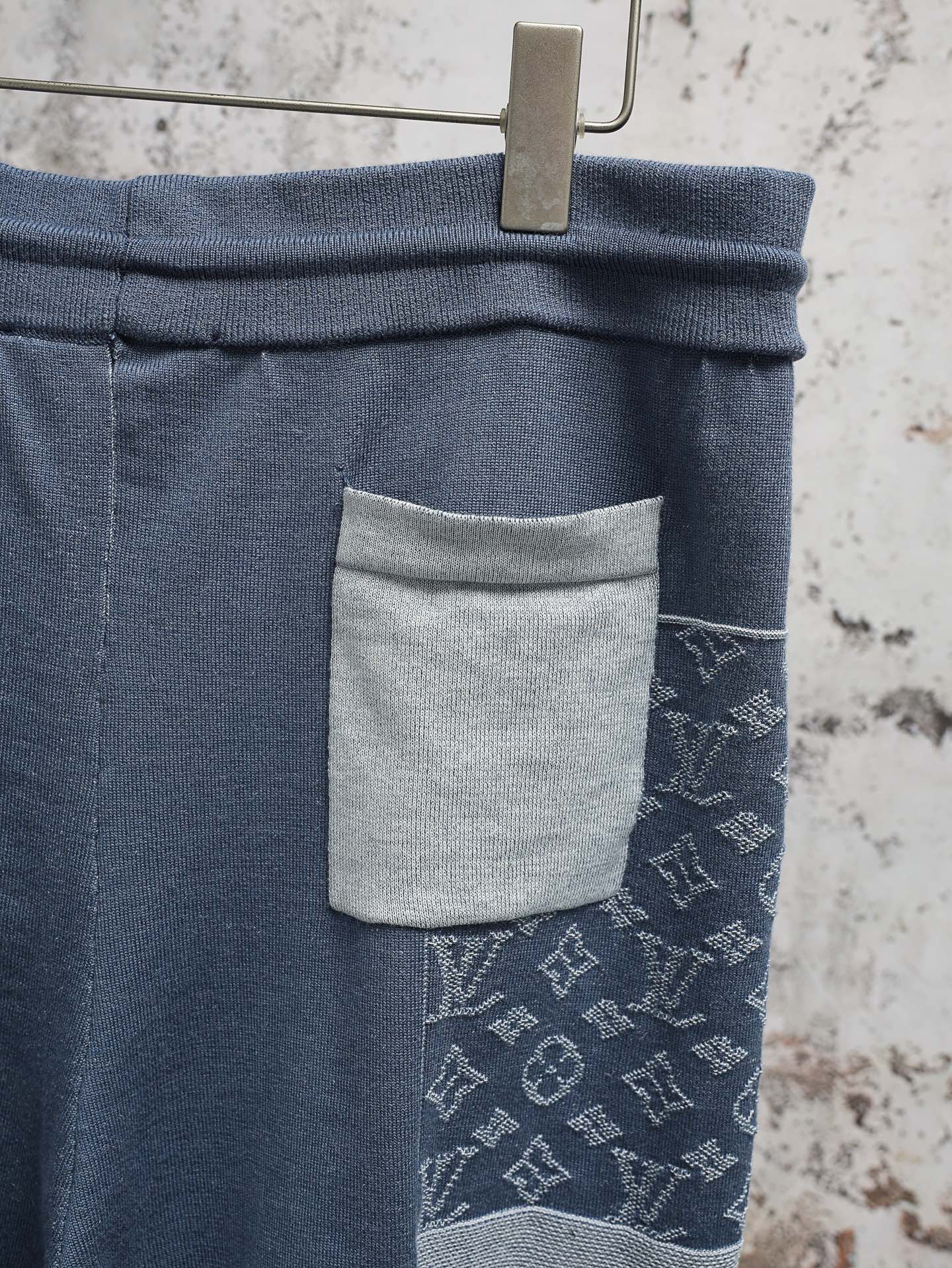 Louis Vuitton 高版本LOUIS VUITTON FW26 早秋系列 抽绳拼接松紧腰 休闲短裤 男款
