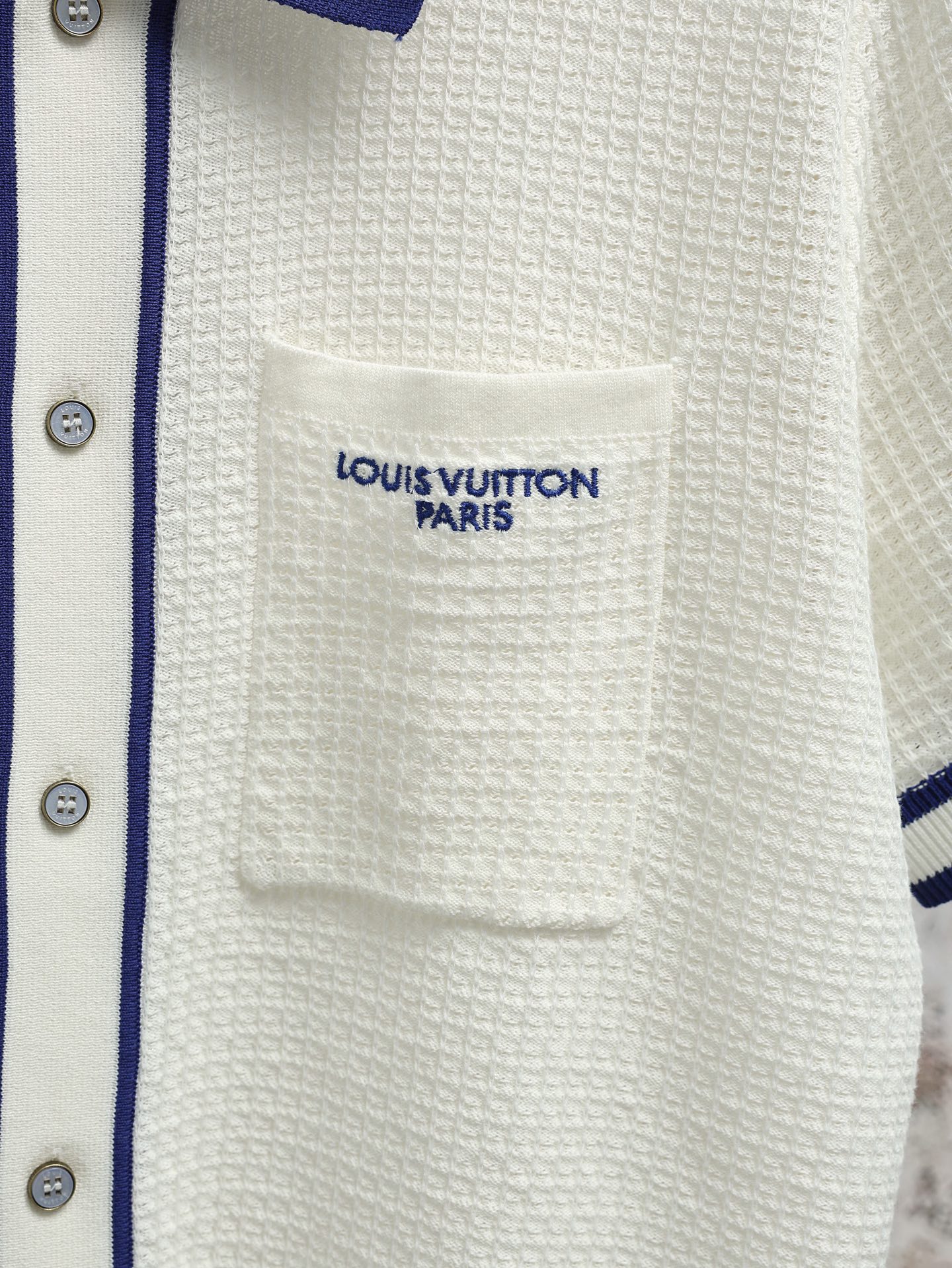 Louis Vuitton 高版本LOUIS VUITTON FW26 早秋系列 翻领短袖纽扣开合 衬衫 男款