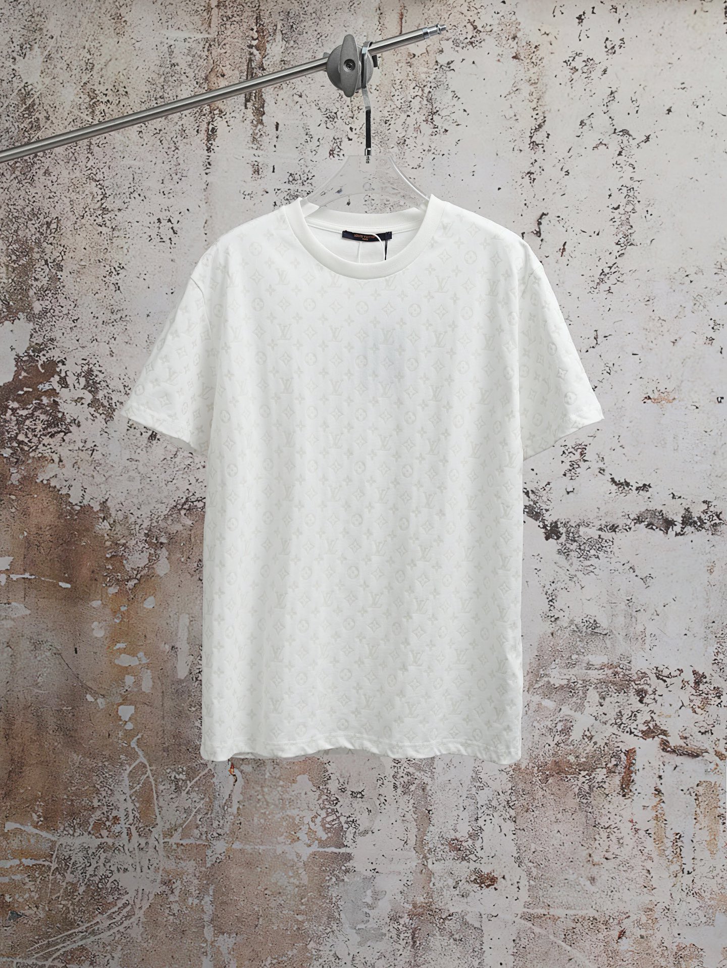 P125 LOUIS VUITTON Monogram FW26 Camiseta de manga corta con estampado de logotipo fosforescente para hombre. Esta cami…