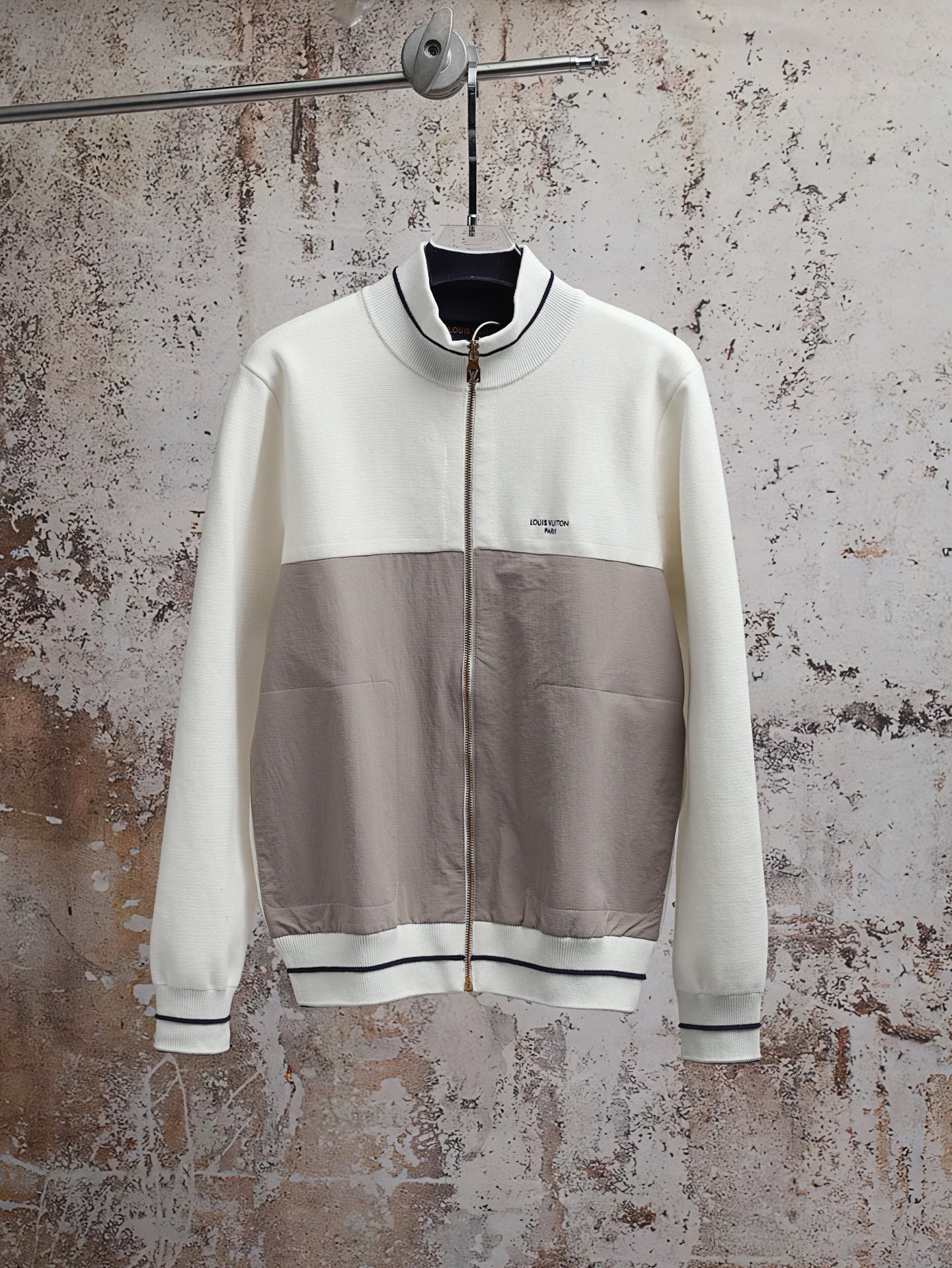 P285 (versión alta) LV LOUIS VUITTON FW26 Suéter de manga larga con cuello acanalado y cremallera, chaqueta tipo blazer…