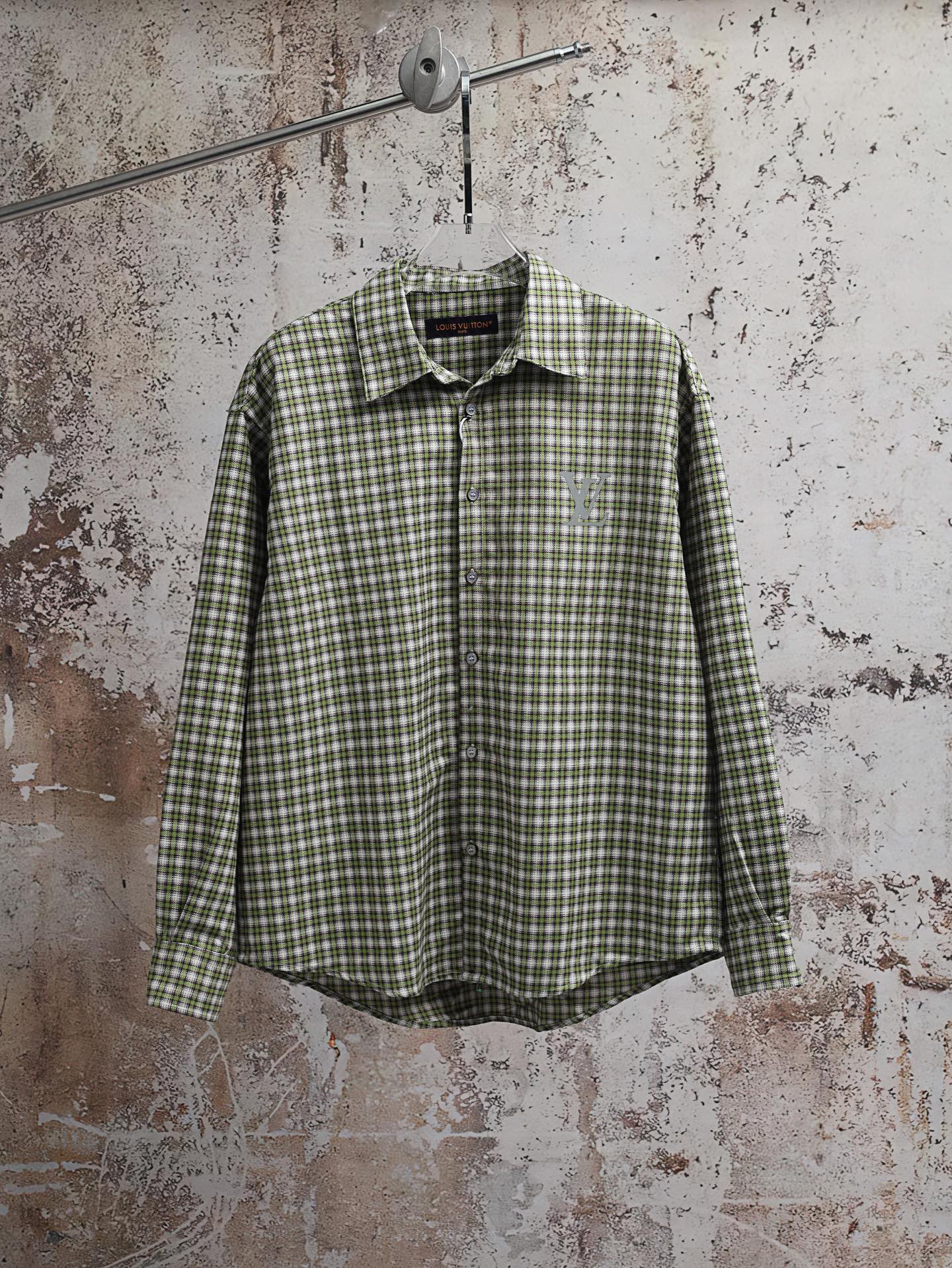 P205 (Versión alta) LOUIS VUITTON Monogram FW26 Camisa de manga larga con cuello puntiagudo, cuadros verde fluorescente…