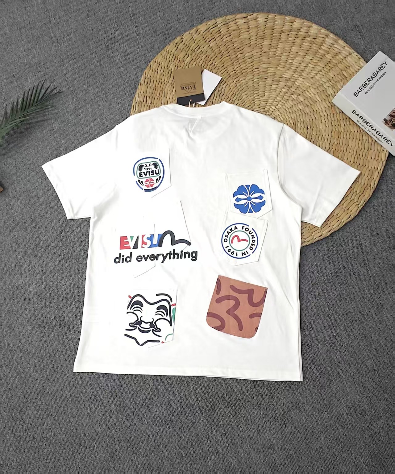 Camiseta de manga corta con estampado de logotipo y nueve bolsillos. Número de artículo: 5011. Tallas: S M L XL XXL. Es…