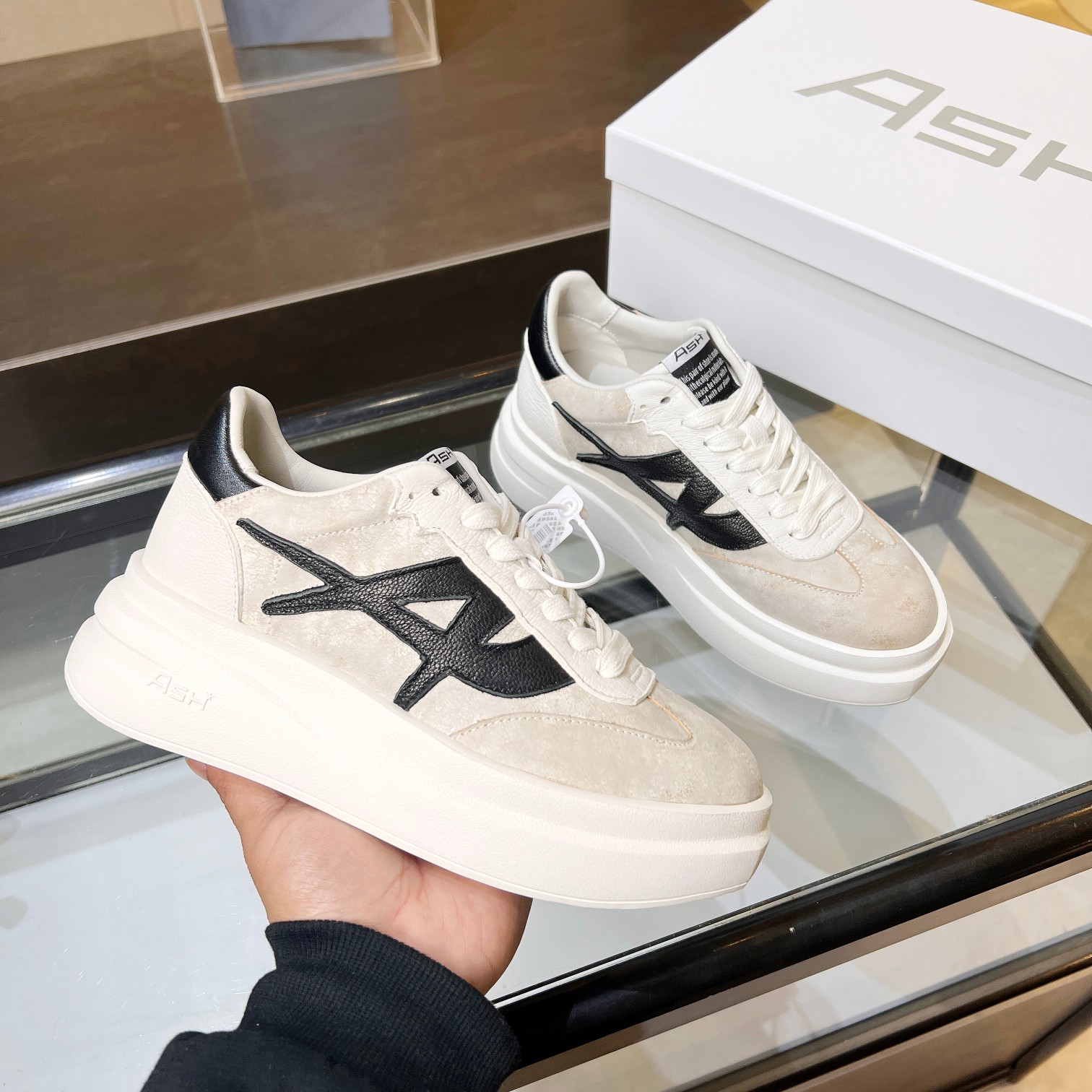 NO:559749,New ASH celebrity style [celebration] casual series, simple design of punched and breathable shoe body, with light rebound and increased sole. Fabric first layer of cowhide + sheepskin, sole rubber outsole, sole height 3cm, lining sheepskin, women's size 35-40 (40 customized) ^_^, casual shoes/sports shoes, sneakers, cowhide, sheepskin19860909上新ASH 明星同款[庆祝]休闲系列,简约设计的冲孔透气鞋身,搭配轻盈回弹增高鞋底.面料头层牛皮+羊皮 鞋底橡胶大底 底高3cm 内里羊皮 码数女款35-40（40定制） ^_^,休闲鞋/运动鞋,sneakers,cowhide,sheepskin,Women's Shoes