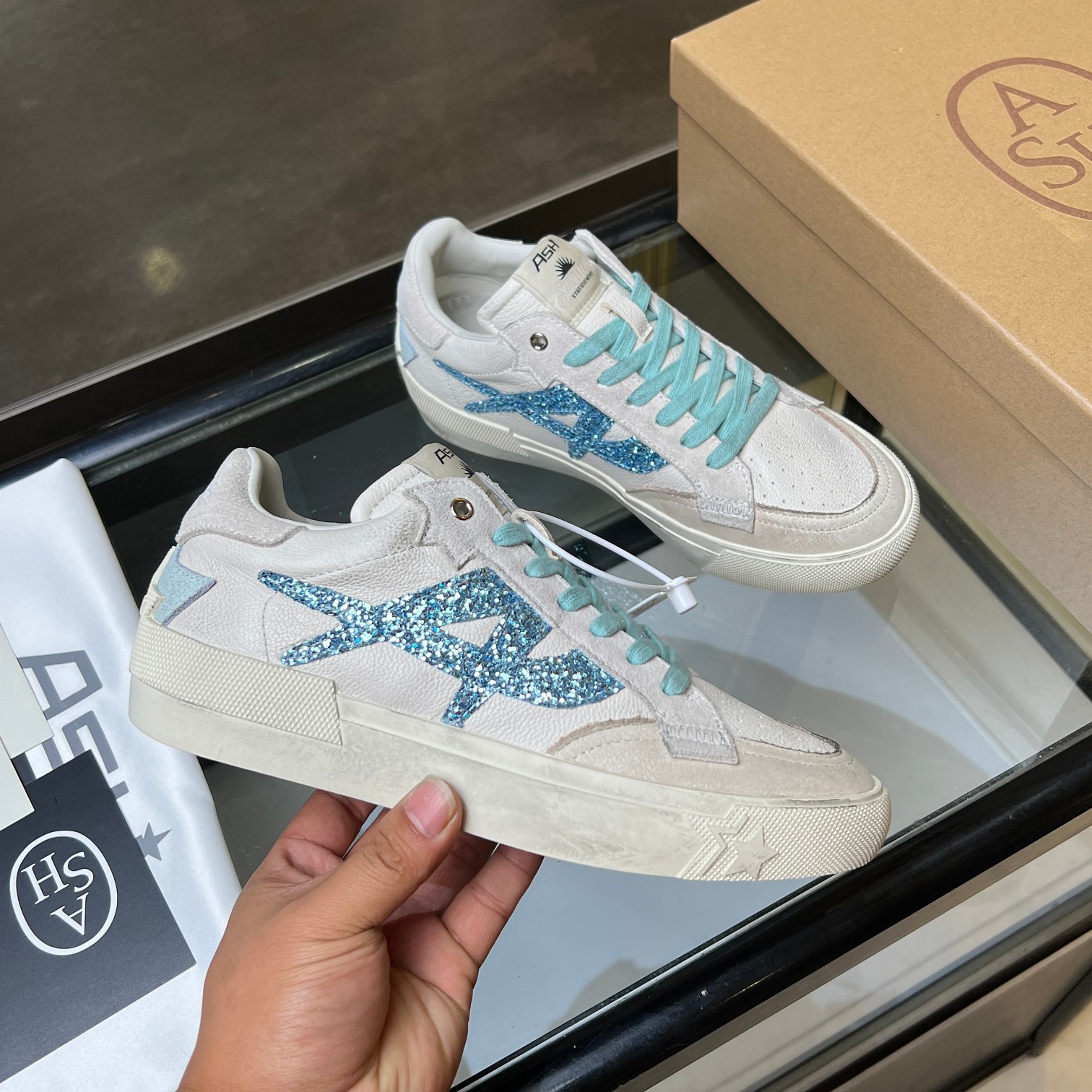 NO:407069,New ASH model number 035 Italian light luxury trendy brand retro dirty white shoes high-quality cowhide leather colorful shoe label breathable hole design tough, star-like casual series, simple design punched breathable shoe body, paired with light rebound and heightened sole. Fabric top layer cowhide + sheepskin sole rubber sole inner sheepskin size 35-40 (40 customized), casual shoes/sports shoes, sneakers, cowhide, sheepskin19860909上新ASH 款号035 意大利轻奢潮牌复古脏脏小白鞋优质牛皮多彩鞋标透气孔设计坚韧,明星同款休闲系列,简约设计的冲孔透气鞋身,搭配轻盈回弹增高鞋底.面料头层牛皮+羊皮 鞋底橡胶大底内里羊皮 码数35-40（40定制）,休闲鞋/运动鞋,sneakers,cowhide,sheepskin,Women's Shoes