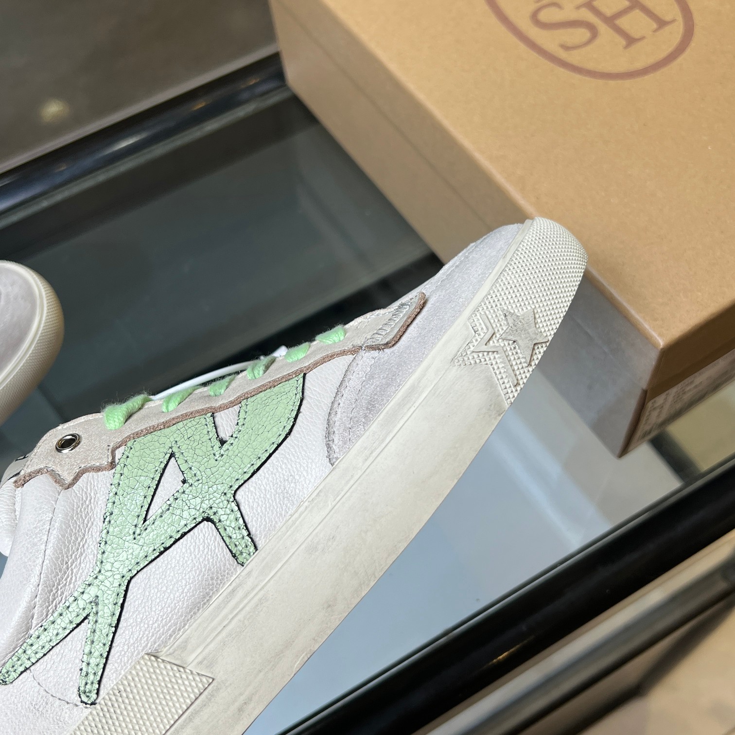 NO:407071,New ASH model number 035 Italian light luxury trendy brand retro dirty white shoes high-quality cowhide leather colorful shoe label breathable hole design tough, star-like casual series, simple design punched breathable shoe body, paired with light rebound and heightened sole. Fabric top layer cowhide + sheepskin sole rubber sole inner sheepskin size 35-40 (40 customized), casual shoes/sports shoes, sneakers, cowhide, sheepskin19860909上新ASH 款号035 意大利轻奢潮牌复古脏脏小白鞋优质牛皮多彩鞋标透气孔设计坚韧,明星同款休闲系列,简约设计的冲孔透气鞋身,搭配轻盈回弹增高鞋底.面料头层牛皮+羊皮 鞋底橡胶大底内里羊皮 码数35-40（40定制）,休闲鞋/运动鞋,sneakers,cowhide,sheepskin,Women's Shoes