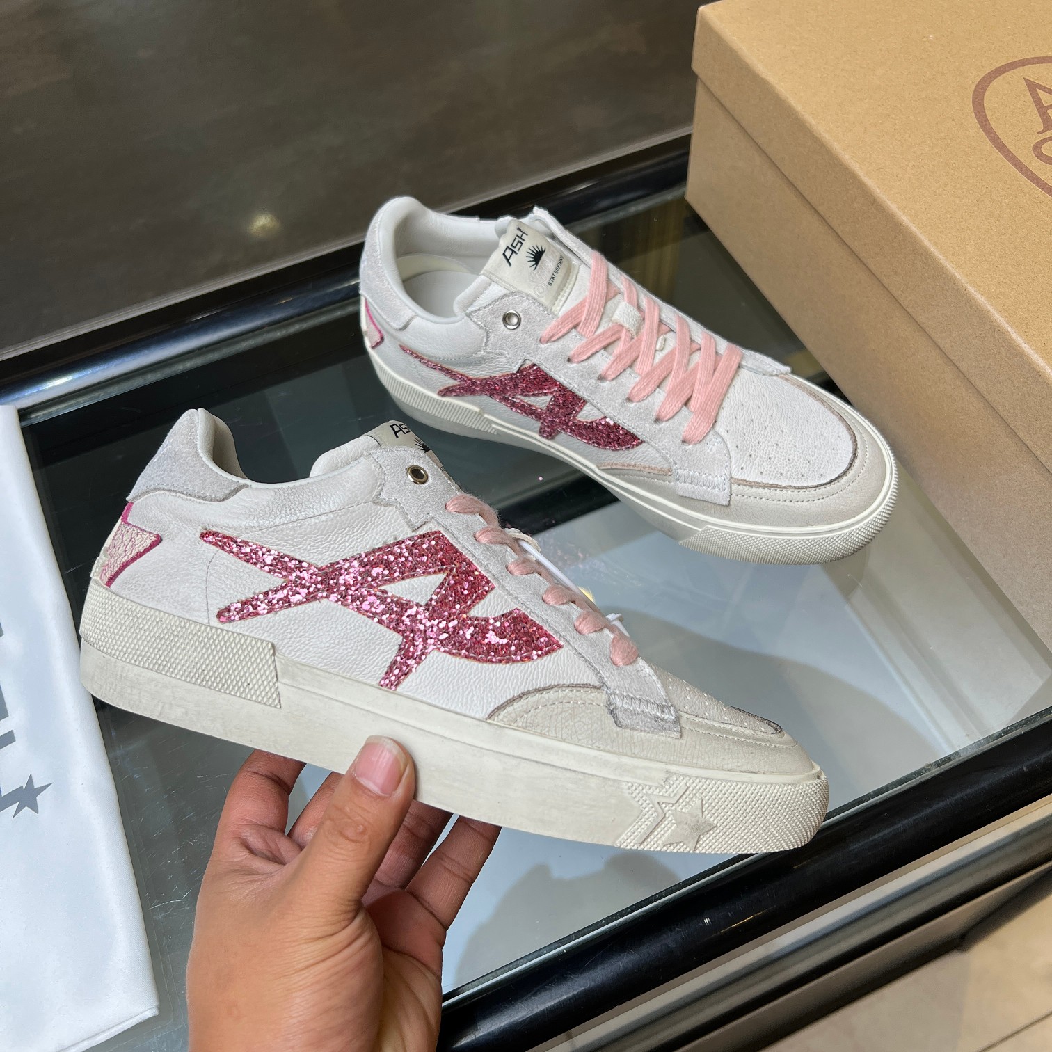 NO:407073,New ASH model number 035 Italian light luxury trendy brand retro dirty white shoes high-quality cowhide leather colorful shoe label breathable hole design tough, star-like casual series, simple design punched breathable shoe body, paired with light rebound and heightened sole. Fabric top layer cowhide + sheepskin sole rubber sole inner sheepskin size 35-40 (40 customized), casual shoes/sports shoes, sneakers, cowhide, sheepskin19860909上新ASH 款号035 意大利轻奢潮牌复古脏脏小白鞋优质牛皮多彩鞋标透气孔设计坚韧,明星同款休闲系列,简约设计的冲孔透气鞋身,搭配轻盈回弹增高鞋底.面料头层牛皮+羊皮 鞋底橡胶大底内里羊皮 码数35-40（40定制）,休闲鞋/运动鞋,sneakers,cowhide,sheepskin,Women's Shoes