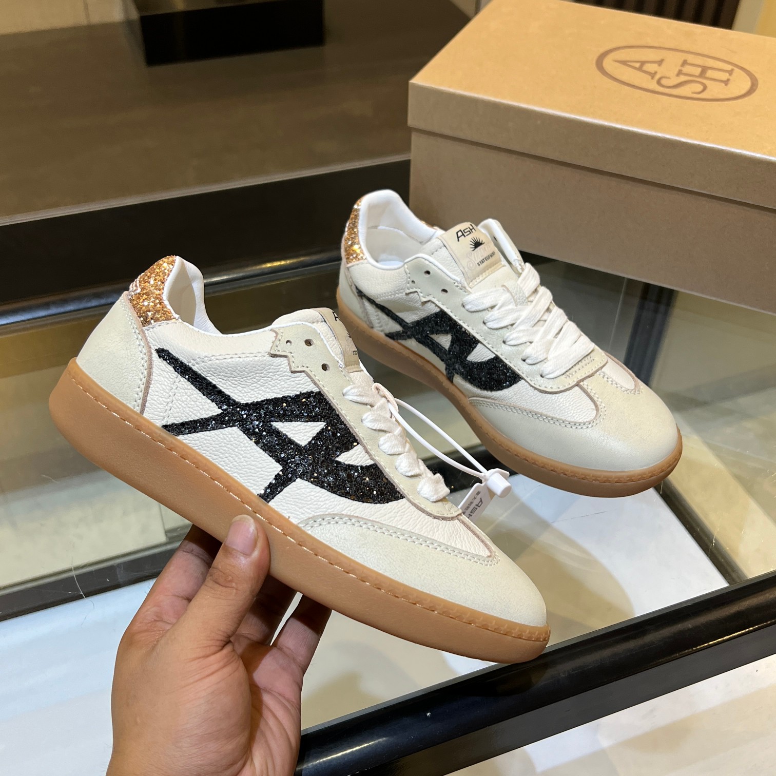 NO:407061,New ASH model number 032 Celebrity same model [celebrity] casual series, simple design breathable shoe body, lightweight rebound and heightened sole. Fabric top layer cowhide + sheepskin sole rubber sole height 3cm inner sheepskin size 35-40 (40 customized), casual shoes/sports shoes, sneakers, cowhide, sheepskin19860909上新ASH 款号032 明星同款[庆祝]休闲系列,简约设计的透气鞋身,搭配轻盈回弹增高鞋底. 面料头层牛皮+羊皮 鞋底橡胶大底底高3cm 内里羊皮 码数35-40（40定制）,休闲鞋/运动鞋,sneakers,cowhide,sheepskin,Women's Shoes